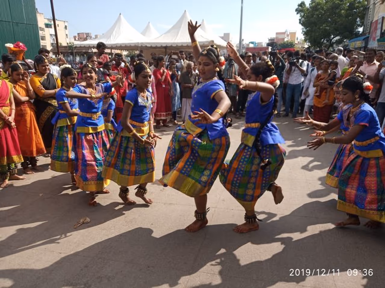 நடனம் ஆடும் குழந்தைகள் நடனம் ஆடும் குழந்தைகள்
