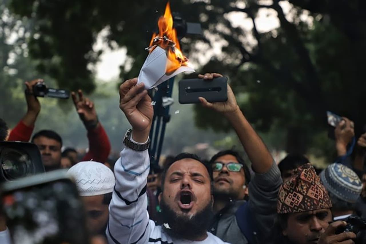 ഏതെങ്കിലും പ്രത്യേക മതസ്ഥരോട് സര്ക്കാര് അസഹിഷ്ണുത കാണിക്കുന്നില്ലെന്നും ബംഗ്ലാദേശ്, പാക്കിസ്ഥാന്, അഫ്ഗാനിസ്ഥാന് എന്നിവ ഇസ്ലാമിക രാഷ്ട്രങ്ങളായതിനാലും അവിടെയുള്ള ന്യൂനപക്ഷവിഭാഗങ്ങള് കടുത്ത മനുഷ്യാവകാശധ്വംസനം നേരിടേണ്ടി വരികയും ചെയ്യുന്ന സാഹചര്യത്തിനാലാണ് ബില് കൊണ്ടു വന്നതെന്നും ഇസ്ലാമിക രാജ്യങ്ങളില് മുസ്ലീങ്ങള് അരക്ഷിതരായിരിക്കുമെന്ന വാദം വിശ്വസിക്കാനാവില്ലെന്നും രാജ്യസഭയില് നടന്ന ചര്ച്ചയില് കേന്ദ്ര അഭ്യന്ത്രമന്ത്രി അമിത് ഷാ. ഏതെങ്കിലും പ്രത്യേക മതസ്ഥരോട് സര്ക്കാര് അസഹിഷ്ണുത കാണിക്കുന്നില്ലെന്നും ബംഗ്ലാദേശ്, പാക്കിസ്ഥാന്, അഫ്ഗാനിസ്ഥാന് എന്നിവ ഇസ്ലാമിക രാഷ്ട്രങ്ങളായതിനാലും അവിടെയുള്ള ന്യൂനപക്ഷവിഭാഗങ്ങള് കടുത്ത മനുഷ്യാവകാശധ്വംസനം നേരിടേണ്ടി വരികയും ചെയ്യുന്ന സാഹചര്യത്തിനാലാണ് ബില് കൊണ്ടു വന്നതെന്നും ഇസ്ലാമിക രാജ്യങ്ങളില് മുസ്ലീങ്ങള് അരക്ഷിതരായിരിക്കുമെന്ന വാദം വിശ്വസിക്കാനാവില്ലെന്നും രാജ്യസഭയില് നടന്ന ചര്ച്ചയില് കേന്ദ്ര അഭ്യന്ത്രമന്ത്രി അമിത് ഷാ.