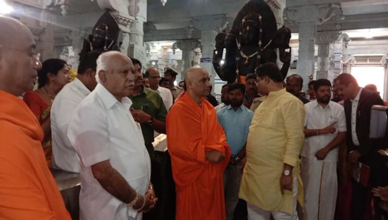 ಆದಿ ಚುಂಚನಗಿರಿಯಲ್ಲಿ ಸಿಎಂ ಯಡಿಯೂರಪ್ಪ ಹುಣ್ಣಿಮೆ ಪೂಜೆ ಸಲ್ಲಿಸಿದ್ದಾರೆ. ಆದಿ ಚುಂಚನಗಿರಿಯಲ್ಲಿ ಸಿಎಂ ಯಡಿಯೂರಪ್ಪ ಹುಣ್ಣಿಮೆ ಪೂಜೆ ಸಲ್ಲಿಸಿದ್ದಾರೆ.