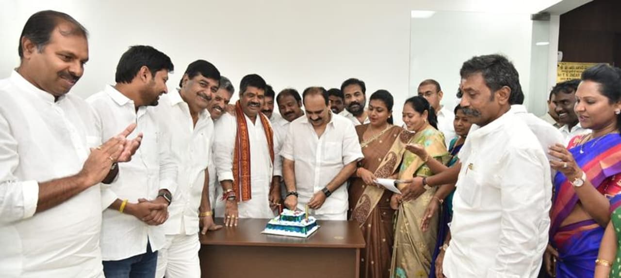 మంత్రి బాలినేని శ్రీనివాసరెడ్డి పుట్టినరోజు సందర్భంగా కేక్ కట్ చేయిస్తున్న వైసిపి నాయకులు మంత్రి బాలినేని శ్రీనివాసరెడ్డి పుట్టినరోజు సందర్భంగా కేక్ కట్ చేయిస్తున్న వైసిపి నాయకులు