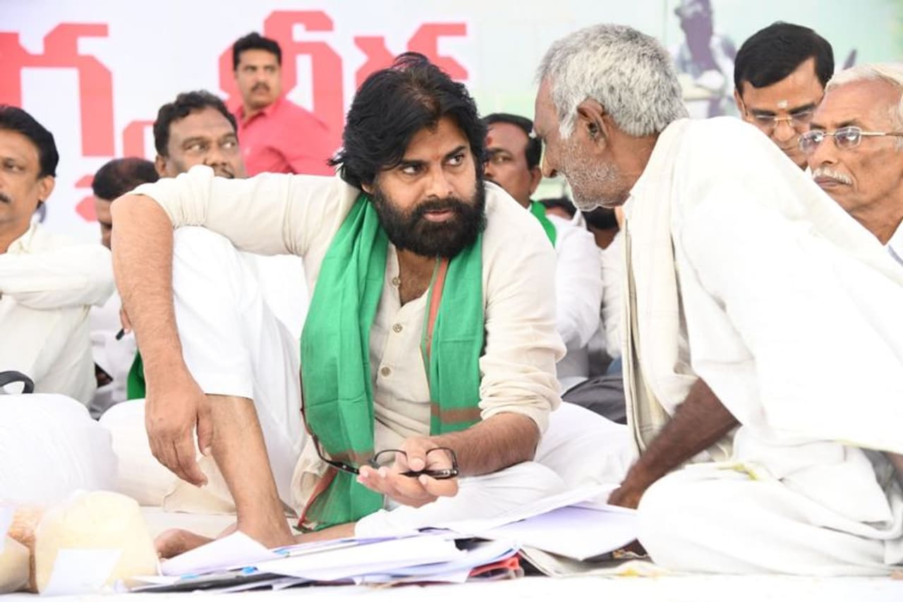 జనసేన రైతు సౌభాగ్య ధీక్ష... అన్నధాతతో మాట్లాడుతున్న పవన్