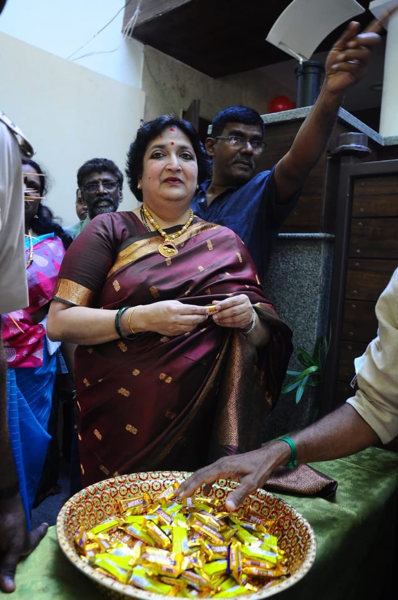 போயஸ் தோட்டத்தில் வீட்டின் முன் கூடிய ரசிகர்களுக்கு சாக்லேட் கொடுத்த லதா ரஜினிகாந்த் போயஸ் தோட்டத்தில் வீட்டின் முன் கூடிய ரசிகர்களுக்கு சாக்லேட் கொடுத்த லதா ரஜினிகாந்த்