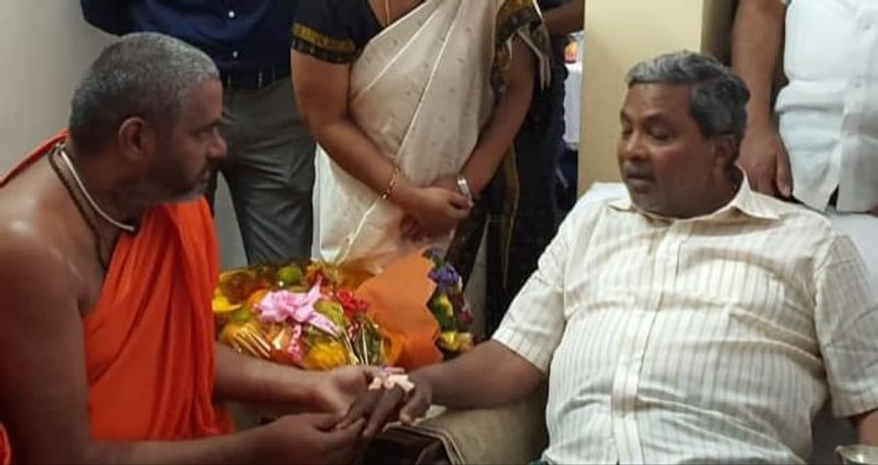 ಮಾಜಿ ಮುಖ್ಯಮಂತ್ರಿಗಳು, ವಿರೋಧ ಪಕ್ಷದ ನಾಯಕ ಸಿದ್ದರಾಮಯ್ಯನವರನ್ನು ಖಾಸಗಿ ಆಸ್ಪತ್ರೆಯಲ್ಲಿ ಭೇಟಿ ಮಾಡಿ ಯೋಗಕ್ಷೇಮ ವಿಚಾರಿಸಿದ ಶ್ರೀ ಕನಕ ಗುರುಪೀಠದ ಜಗದ್ಗುರು ಶ್ರೀ ನಿರಂಜನಾನಂದಪುರಿ ಸ್ವಾಮೀಜಿ.
