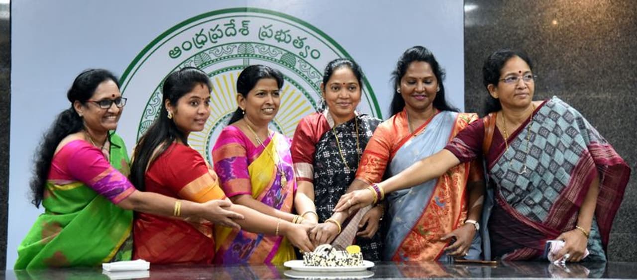 దిశ చట్టానికి ఏపి అసెంబ్లీ ఆమోదం... మహిళా మంత్రులు, ఎమ్మెల్యేల సంబరాలు దిశ చట్టానికి ఏపి అసెంబ్లీ ఆమోదం... మహిళా మంత్రులు, ఎమ్మెల్యేల సంబరాలు