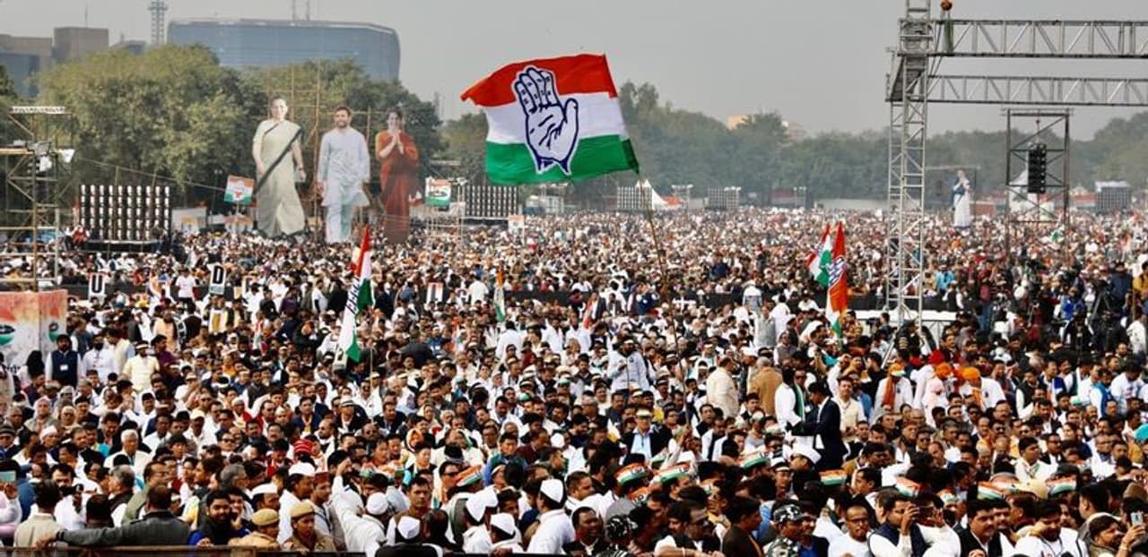 പൗരത്വ നിയമഭേദഗതിക്കെതിരെ ദില്ലി രാംലീല മൈതാനിയില് കോണ്ഗ്രസ് സംഘടിപ്പിച്ച ഭാരത് ബച്ചാവോ പരിപാടിയില് ആയിരക്കണക്കിനാളുകളാണ് പങ്കെടുത്തത്. സമീപവര്ഷങ്ങളില് കോണ്ഗ്രസ് തലസ്ഥാനത്ത് സംഘടിപ്പിച്ച ഏറ്റവും വലിയ പരിപാടിയാണിത്. പൗരത്വ നിയമഭേദഗതിക്കെതിരെ ദില്ലി രാംലീല മൈതാനിയില് കോണ്ഗ്രസ് സംഘടിപ്പിച്ച ഭാരത് ബച്ചാവോ പരിപാടിയില് ആയിരക്കണക്കിനാളുകളാണ് പങ്കെടുത്തത്. സമീപവര്ഷങ്ങളില് കോണ്ഗ്രസ് തലസ്ഥാനത്ത് സംഘടിപ്പിച്ച ഏറ്റവും വലിയ പരിപാടിയാണിത്.