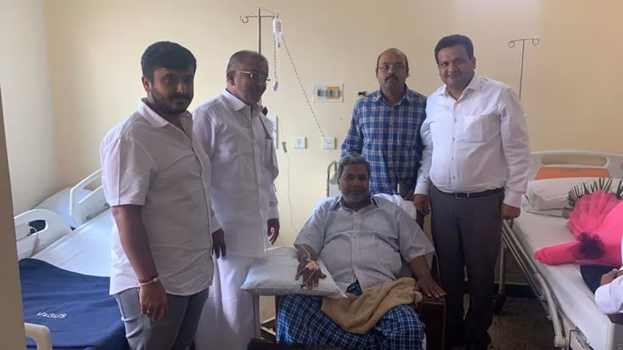 ಚಾಮುಂಡೇಶ್ವರಿ ವಿಧಾನಸಭೆ ಚುನಾವಣೆಯಲ್ಲಿ ಹಾಲಿ ಸಿಎಂ ಆಗಿದ್ದ ಸಿದ್ದರಾಮಯ್ಯನವರನ್ನು ಜೆಡಿಎಸ್ ನ ಜಿ.ಟಿ.ದೇವೇಗೌಡ ಸೋಲಿಸಿ ಭಾರೀ ಸುದ್ದಿಯಾಗಿದ್ದರು. ಬಳಿಕ ರಾಜ್ಯದಲ್ಲಿ ಕಾಂಗ್ರೆಸ್ ಜೆಡಿಎಸ್ ಮೈತ್ರಿ ಸರ್ಕಾರವಿದ್ದರೂ ಕಡು ವೈರಿಗಳಂತೆ ಸಿದ್ದು ಜಿಟಿಡಿ ವರ್ತಿಸುತ್ತಿದ್ದರು. ರಾಜಕಾರಣದಾಚೆ ಬಂದು ಜಿಟಿಡಿ ಇಂದು ಆಸ್ಪತ್ರೆಗೆ ಭೇಟಿ ನೀಡಿ ಸಿದ್ದರಾಮಯ್ಯನವರ ಆರೋಗ್ಯ ವಿಚಾರಿಸಿದರು. ಚಾಮುಂಡೇಶ್ವರಿ ವಿಧಾನಸಭೆ ಚುನಾವಣೆಯಲ್ಲಿ ಹಾಲಿ ಸಿಎಂ ಆಗಿದ್ದ ಸಿದ್ದರಾಮಯ್ಯನವರನ್ನು ಜೆಡಿಎಸ್ ನ ಜಿ.ಟಿ.ದೇವೇಗೌಡ ಸೋಲಿಸಿ ಭಾರೀ ಸುದ್ದಿಯಾಗಿದ್ದರು. ಬಳಿಕ ರಾಜ್ಯದಲ್ಲಿ ಕಾಂಗ್ರೆಸ್ ಜೆಡಿಎಸ್ ಮೈತ್ರಿ ಸರ್ಕಾರವಿದ್ದರೂ ಕಡು ವೈರಿಗಳಂತೆ ಸಿದ್ದು ಜಿಟಿಡಿ ವರ್ತಿಸುತ್ತಿದ್ದರು. ರಾಜಕಾರಣದಾಚೆ ಬಂದು ಜಿಟಿಡಿ ಇಂದು ಆಸ್ಪತ್ರೆಗೆ ಭೇಟಿ ನೀಡಿ ಸಿದ್ದರಾಮಯ್ಯನವರ ಆರೋಗ್ಯ ವಿಚಾರಿಸಿದರು.