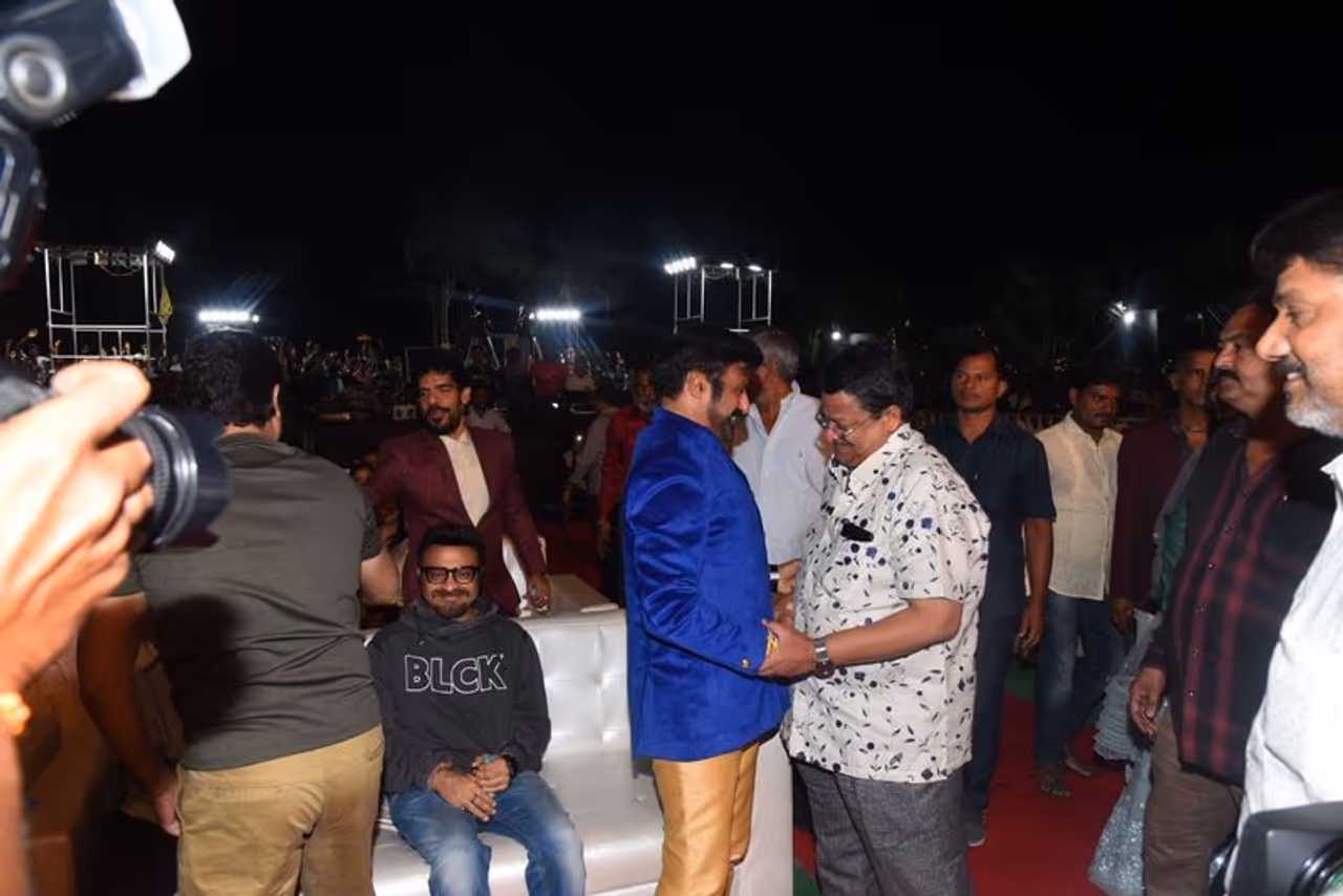 ప్రీరిలీజ్ వేడుకలో బాలయ్య ఎంట్రీ ప్రీరిలీజ్ వేడుకలో బాలయ్య ఎంట్రీ