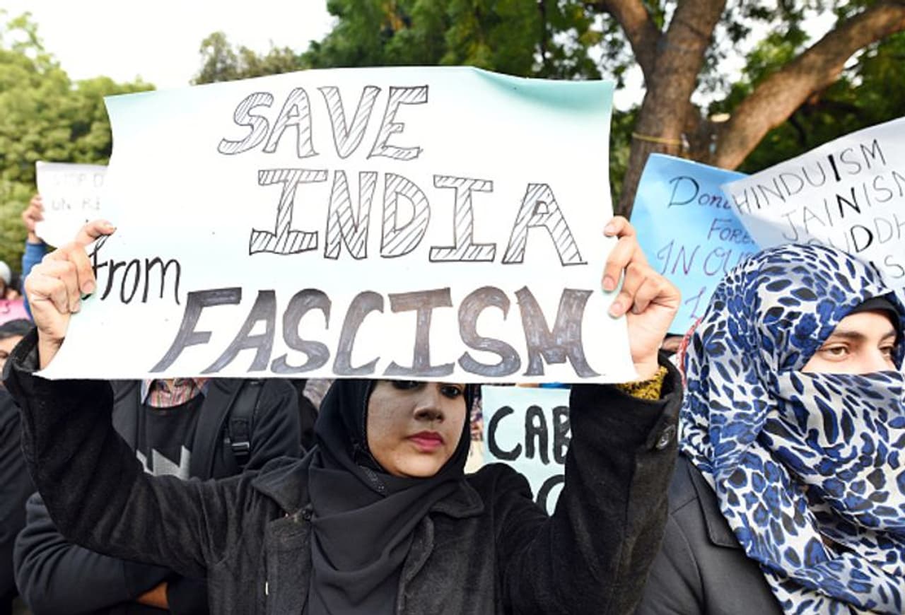 അസം, മേഘാലയ, മിസോറാം, പശ്ചിമബംഗാള്‍, ദില്ലി... അങ്ങനെ ഇന്ത്യയില്‍ പൗരത്വ ഭേദഗതി ബില്ലിനെ ചൊല്ലി പുതിയ കലാപഭൂമികള്‍ ഉയരുമ്പോള്‍ നിയമത്തില്‍ ചര്‍ച്ചയാകാമെന്ന് കേന്ദ്ര ആഭ്യന്തരമന്ത്രി അമിത് ഷാ പറഞ്ഞു.