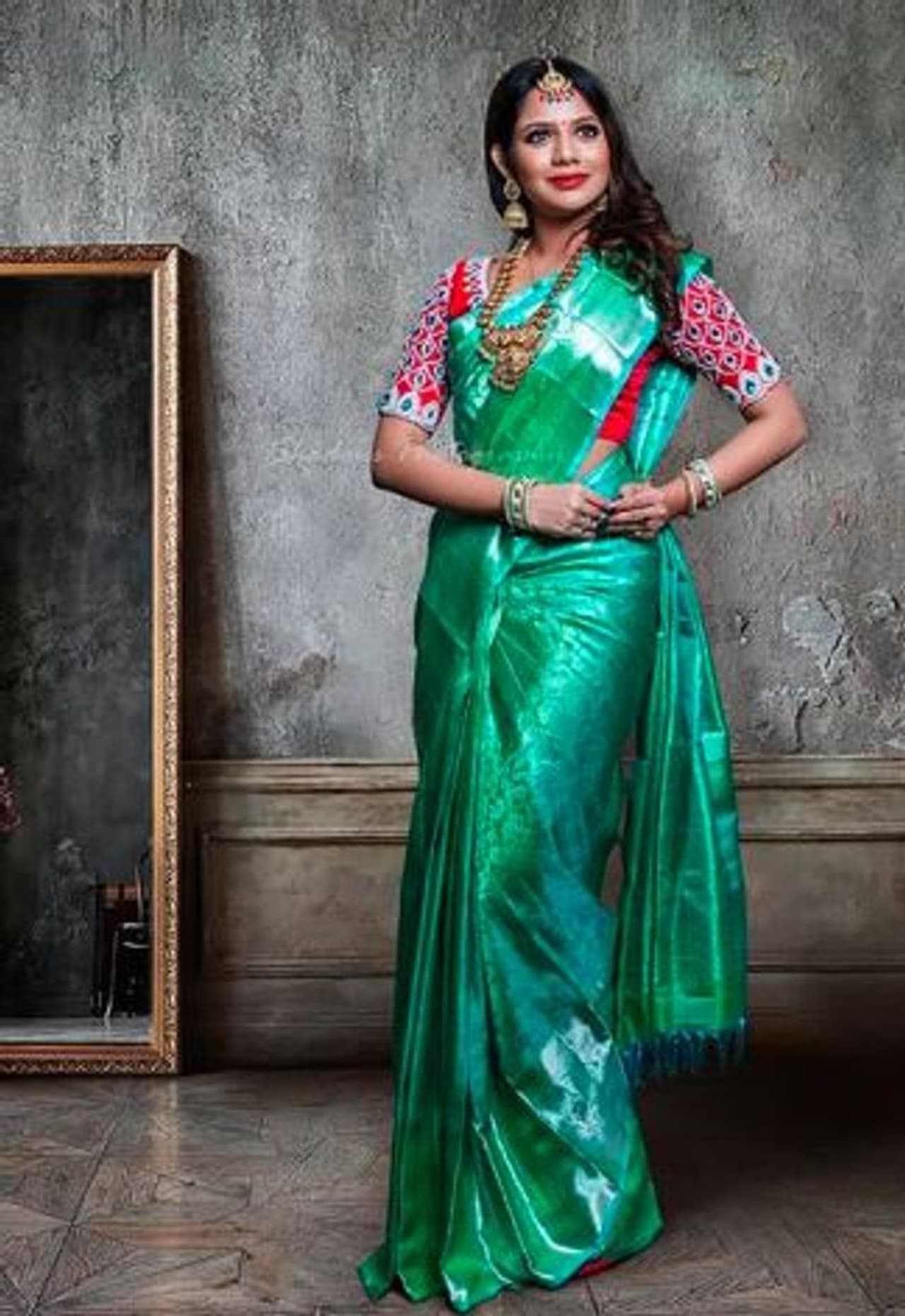 பச்சை நிற பட்டு புடவையில் மயக்கும் அழகு பச்சை நிற பட்டு புடவையில் மயக்கும் அழகு