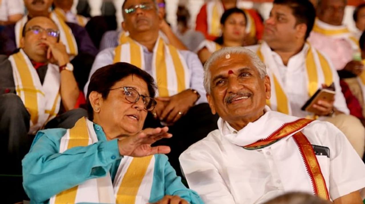 ಪುದುಚೇರಿಯ ಲೆಪ್ಟಿನೆಂಟ್‌ ಗವರ್ನರ್‌ ಡಾ.ಕಿರಣ್‌ ಬೇಡಿ ಹಾಗೂ ಕಲ್ಲಡ್ಕ ಪ್ರಭಾಕರ್ ಭಟ್ ಮಾತನಾಡುತ್ತಿರುವುದು.