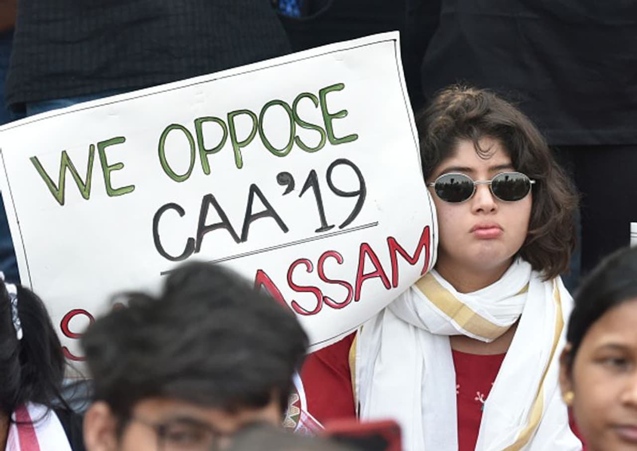 പൗരത്വ ബില്ലിനെതിരെ നടന്ന പ്രതിഷേധത്തിനിടയില്‍ ദില്ലിയില്‍ ബസ് കത്തിച്ചത് ദില്ലി പൊലീസാണെന്ന ഗുരുതര ആരോപണവുമായി ഡൽഹി ഉപമുഖ്യമന്ത്രിയും ആം ആദ്മി പാർട്ടി നേതാവുമായ മനീഷ് സിസോദിയുടെ ട്വിറ്റ്.