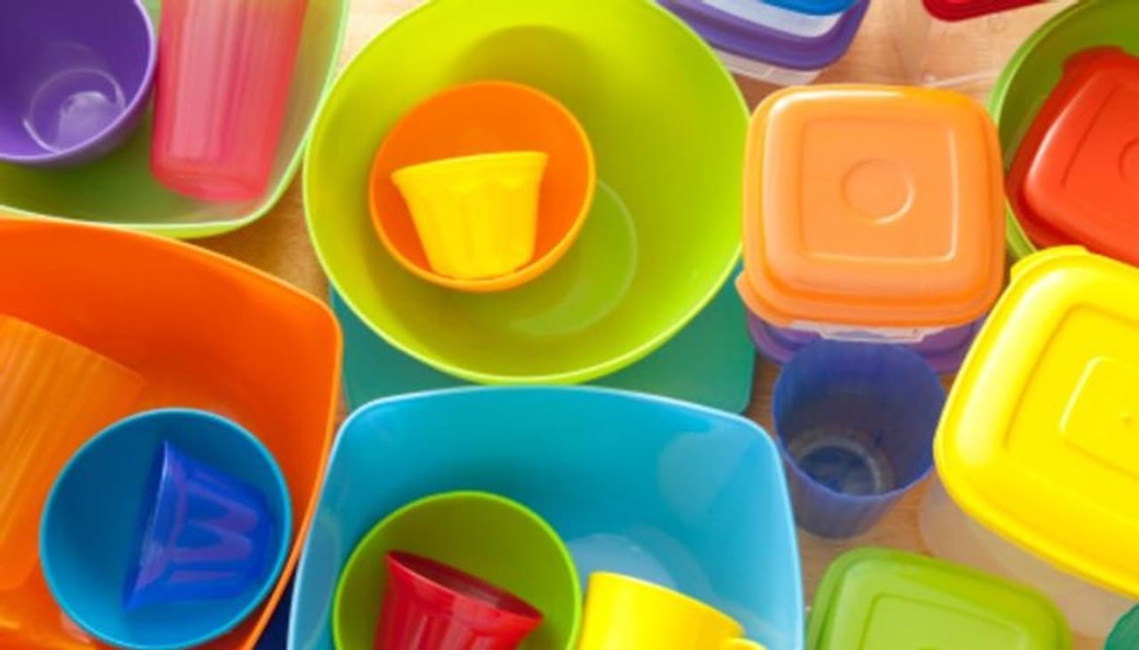 <p style="text align: justify;">ಮೊದಲನೆಯದಾಗಿ ನಮ್ಮ ಮನೆಗಳಲ್ಲಿ ಮರುಬಳಕೆ ಆಗದ ವಸ್ತುಗಳು ಹಾಲಿನ ತೊಟ್ಟೆ , ದಿನಸಿ ತೊಟ್ಟೆ ತಿಂಡಿಗಳ ಕವರ್, ಅಲ್ಲದೆ ದಿನನಿತ್ಯ ಉಪಯೋಗಿಸುವ ಹಲ್ಲು ತೊಳೆಯುವ ಬ್ರಷ್, ಪೇಸ್ಟ್ ಟ್ಯೂಬ್, ಪಾತ್ರೆ ತೊಳೆಯುವ ಬ್ರಷ್ ಗಳು ಸ್ಕ್ರಬ್, ನಾವು ಬಳಸುವ ಪ್ಲಾಸ್ಟಿಕ್ ಡಬ್ಬಗಳು, ಸಾಮಾನುಗಳನ್ನು ತುಂಬಿಡುವ ಡಬ್ಬಗಳು, ಕೈ ತೊಳೆಯಲು ಹ್ಯಾಂಡ್ ವಾಶ್ ಬಾಟಲ್, ಶಾಂಪೂ ಬಾಟಲ್, ಸುಗಂಧದ್ರವ್ಯದ ಬಾಟಲ್ ಮುಚ್ಚಳ, ಟಾಯ್ಲೆಟ್ ಕ್ಲೀನ್ ಮಾಡೋ ಲಿಕ್ಯುಡ್ ಬಾಟಲ್, ಡೈಪರ್, ಪ್ಯಾಡ್, ಸೋಪಿನ ಹೊರಕವರ್, ಹೀಗೆ ಹುಡುಕಿದರೆ ಇನ್ನು ಇರುತ್ತವೆ ಇವೆಲ್ಲವು ಪ್ಲಾಸ್ಟಿಕ್ ಗಳು. ನಾವು ಇವುಗಳ ಬದಲಾಗಿ ಬೇರೆ ವಸ್ತುಗಳನ್ನು ಆದಷ್ಟು ಬಳಕೆ ಮಾಡಿದರೆ ಅದರಿಂದ ಹೆಚ್ಚಿನ ಪ್ರಯೋಜನಗಳಿವೆ. </p> <p style="text align: justify;">ಮೊದಲನೆಯದಾಗಿ ನಮ್ಮ ಮನೆಗಳಲ್ಲಿ ಮರುಬಳಕೆ ಆಗದ ವಸ್ತುಗಳು ಹಾಲಿನ ತೊಟ್ಟೆ , ದಿನಸಿ ತೊಟ್ಟೆ ತಿಂಡಿಗಳ ಕವರ್, ಅಲ್ಲದೆ ದಿನನಿತ್ಯ ಉಪಯೋಗಿಸುವ ಹಲ್ಲು ತೊಳೆಯುವ ಬ್ರಷ್, ಪೇಸ್ಟ್ ಟ್ಯೂಬ್, ಪಾತ್ರೆ ತೊಳೆಯುವ ಬ್ರಷ್ ಗಳು ಸ್ಕ್ರಬ್, ನಾವು ಬಳಸುವ ಪ್ಲಾಸ್ಟಿಕ್ ಡಬ್ಬಗಳು, ಸಾಮಾನುಗಳನ್ನು ತುಂಬಿಡುವ ಡಬ್ಬಗಳು, ಕೈ ತೊಳೆಯಲು ಹ್ಯಾಂಡ್ ವಾಶ್ ಬಾಟಲ್, ಶಾಂಪೂ ಬಾಟಲ್, ಸುಗಂಧದ್ರವ್ಯದ ಬಾಟಲ್ ಮುಚ್ಚಳ, ಟಾಯ್ಲೆಟ್ ಕ್ಲೀನ್ ಮಾಡೋ ಲಿಕ್ಯುಡ್ ಬಾಟಲ್, ಡೈಪರ್, ಪ್ಯಾಡ್, ಸೋಪಿನ ಹೊರಕವರ್, ಹೀಗೆ ಹುಡುಕಿದರೆ ಇನ್ನು ಇರುತ್ತವೆ ಇವೆಲ್ಲವು ಪ್ಲಾಸ್ಟಿಕ್ ಗಳು. ನಾವು ಇವುಗಳ ಬದಲಾಗಿ ಬೇರೆ ವಸ್ತುಗಳನ್ನು ಆದಷ್ಟು ಬಳಕೆ ಮಾಡಿದರೆ ಅದರಿಂದ ಹೆಚ್ಚಿನ ಪ್ರಯೋಜನಗಳಿವೆ. </p>