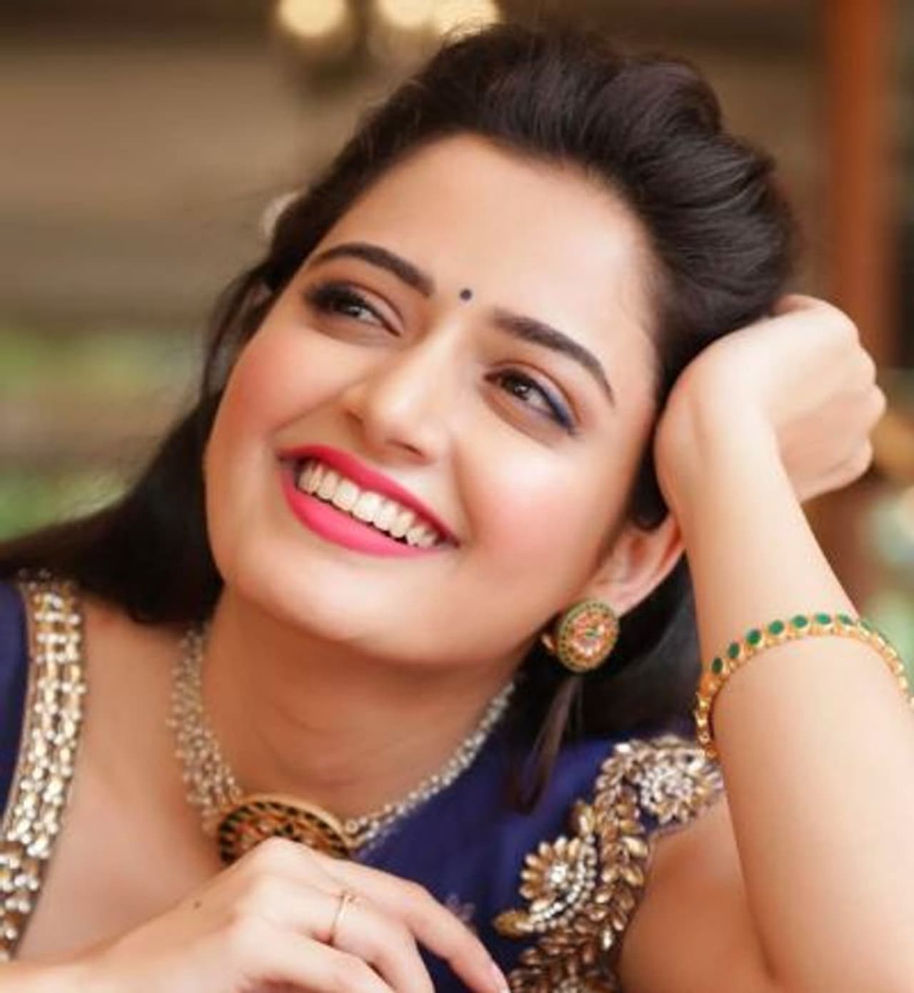 மல்லிகைப்பூ சிரிப்பில் கொள்ளை கொள்ளும் அழகு மல்லிகைப்பூ சிரிப்பில் கொள்ளை கொள்ளும் அழகு