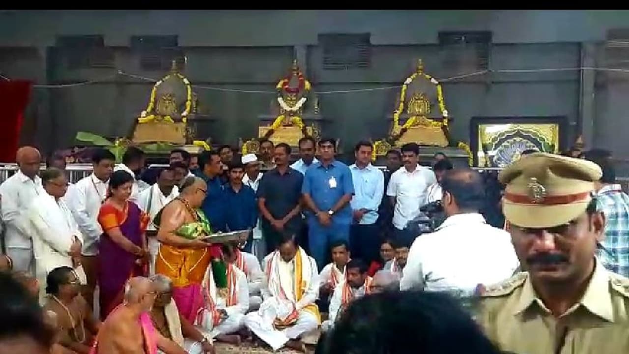 యాదగిరిగుట్ట శ్రీలక్ష్మీ నరసింహస్వామి ఆలయంలో సీఎం కేసీఆర్ ప్రత్యేక పూజలు యాదగిరిగుట్ట శ్రీలక్ష్మీ నరసింహస్వామి ఆలయంలో సీఎం కేసీఆర్ ప్రత్యేక పూజలు