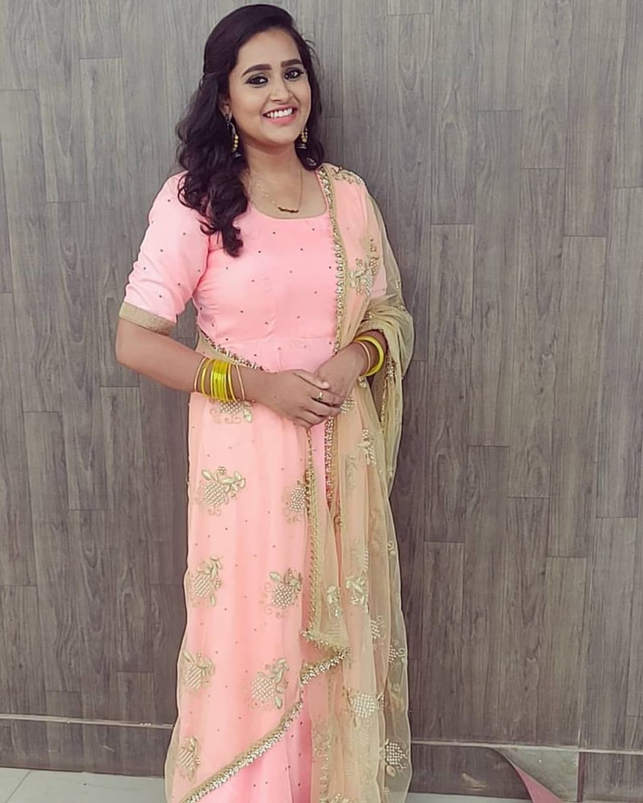 பிங்க் நிற சுடிதாரில் அசத்தும் ஜாக்லின் பிங்க் நிற சுடிதாரில் அசத்தும் ஜாக்லின்