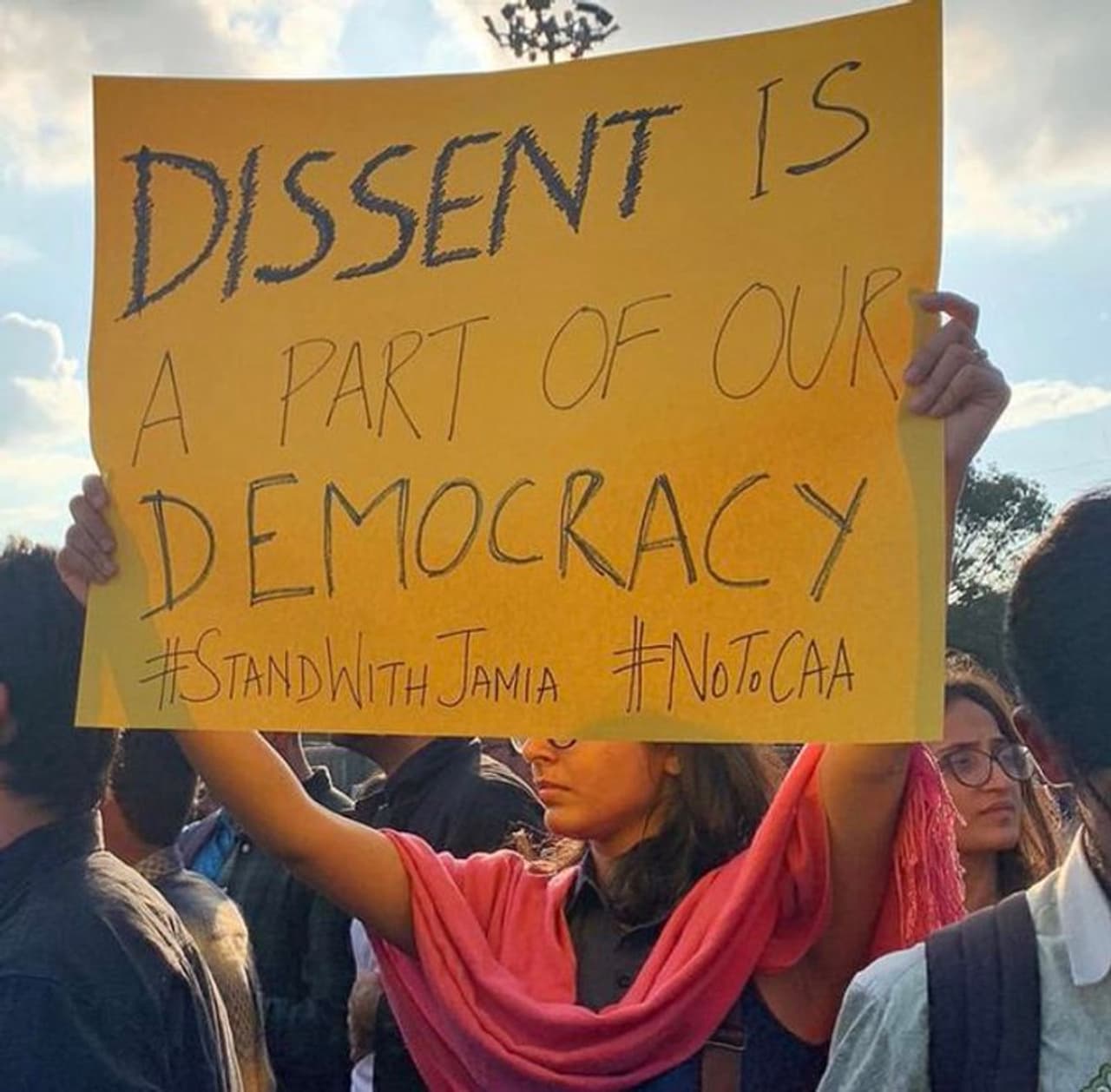 പൊലീസ് അക്രമത്തെ തുടര്ന്ന് സര്വ്വകലാശാല വിടാന് നിര്ബന്ധിതരായ വിദ്യാര്ത്ഥികള് അക്ഷരാര്ത്ഥത്തില് ദില്ലിയില്പ്പെട്ട് പോയിരുന്നു. പൊലീസ് അക്രമത്തെ തുടര്ന്ന് സര്വ്വകലാശാല വിടാന് നിര്ബന്ധിതരായ വിദ്യാര്ത്ഥികള് അക്ഷരാര്ത്ഥത്തില് ദില്ലിയില്പ്പെട്ട് പോയിരുന്നു.