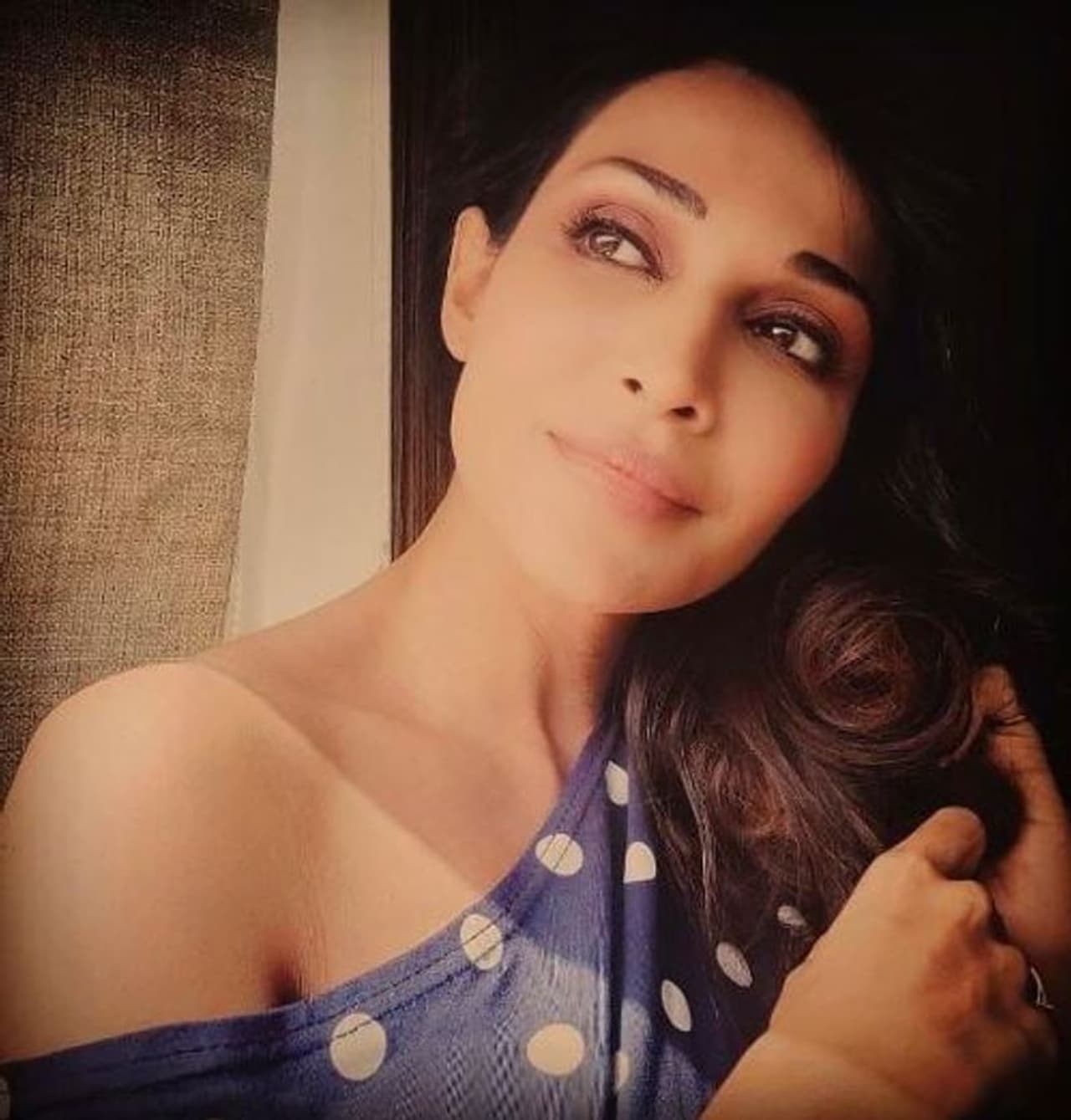 அழகிய மாடர்ன் உடையில் ஃப்ளோரா சைனி