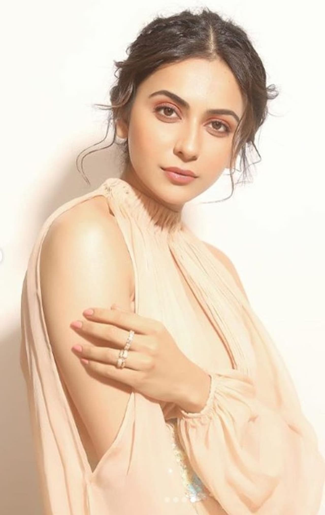 கையை காட்டினாள் கூட அம்புட்டு கவர்ச்சி கையை காட்டினாள் கூட அம்புட்டு கவர்ச்சி