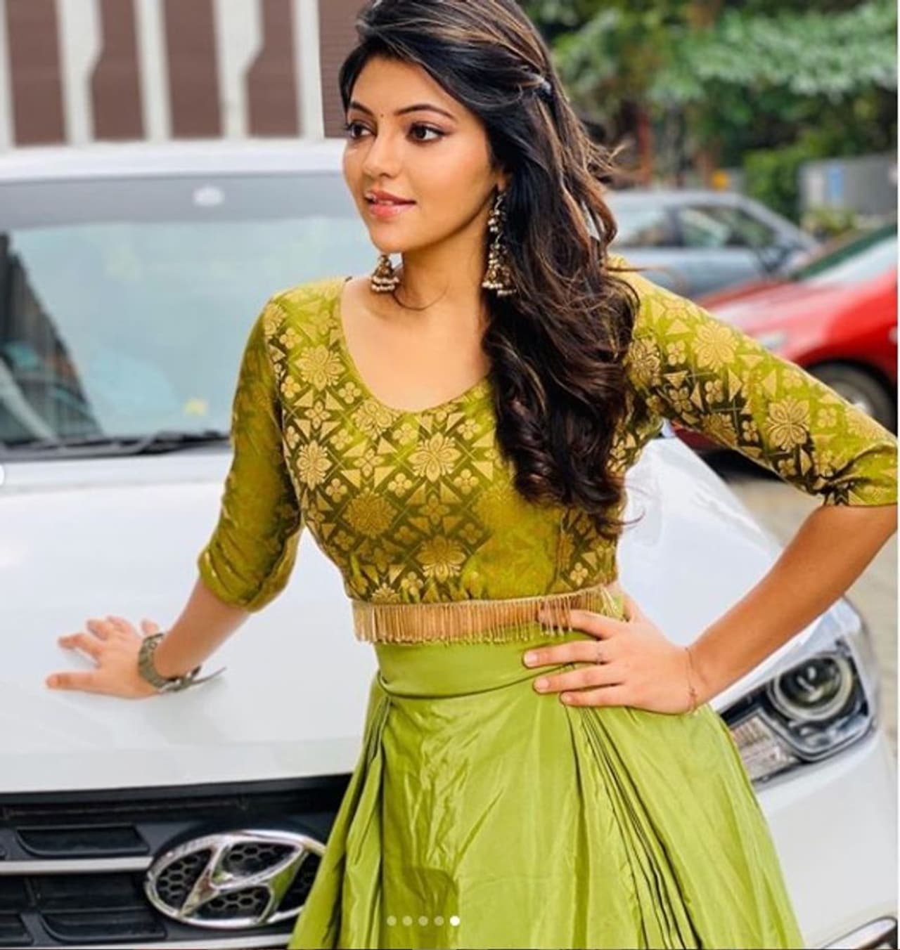 கார் மீது கை வைத்தபடி போஸ் கொடுக்கும் அதுல்யா கார் மீது கை வைத்தபடி போஸ் கொடுக்கும் அதுல்யா