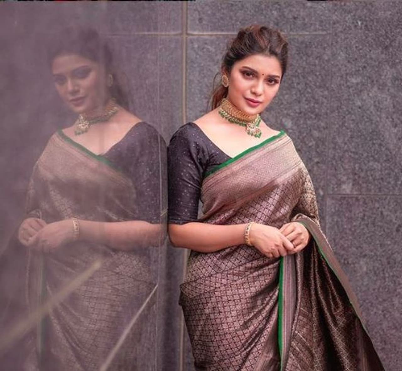 சுவற்றில் சாய்ந்தபடி ரசித்து போஸ் கொடுக்கும் ஆத்மிக்கா சுவற்றில் சாய்ந்தபடி ரசித்து போஸ் கொடுக்கும் ஆத்மிக்கா