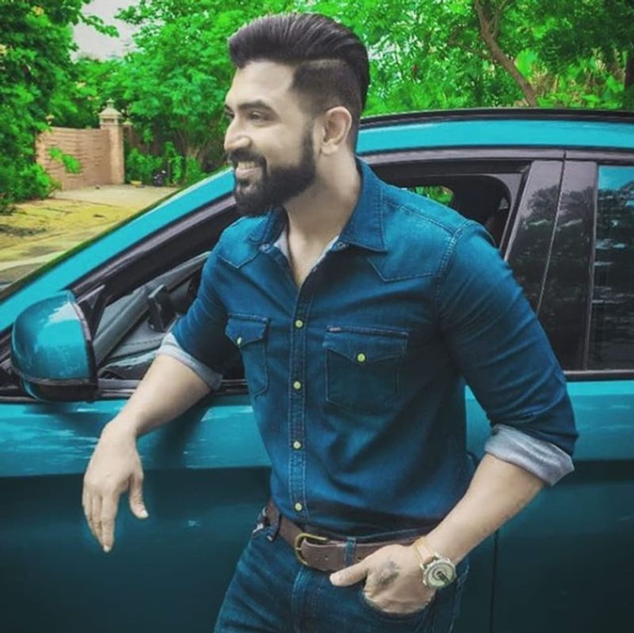 காரின் அருகே நின்றபடி சிரிப்பால் கவரும் அருண் விஜய் காரின் அருகே நின்றபடி சிரிப்பால் கவரும் அருண் விஜய்