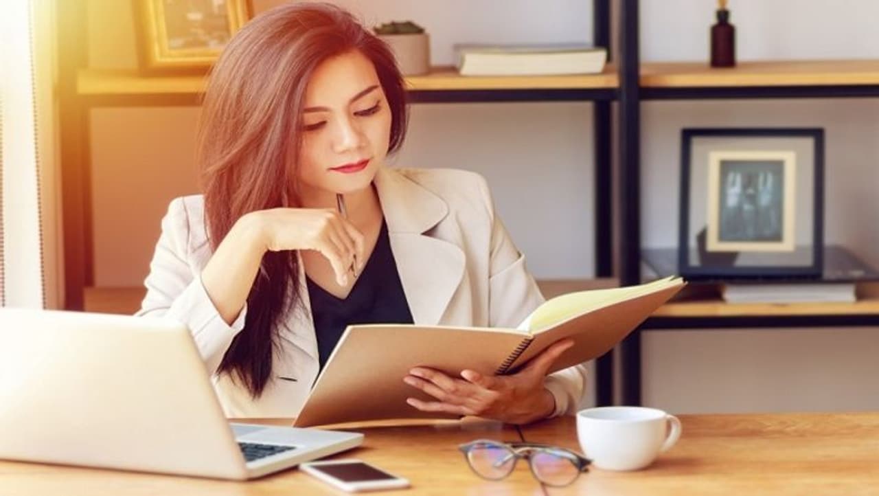 <p style="text align: justify;">ಒಬ್ಬ ವ್ಯಕ್ತಿಯು ಜೀವನದಲ್ಲಿ ಯಶಸ್ವಿಯಾಗಿದ್ದಾನೆ ಎಂದು ವ್ಯಾಖ್ಯಾನಿಸುವ ಪ್ರಮುಖ ಅಂಶವೆಂದರೆ ಉದ್ಯೋಗ. ಉದ್ಯೋಗವು ತಾನೇ ಸಂಪಾದಿಸಲು, ಖರ್ಚು ಮಾಡಲು ಮತ್ತು ಉಳಿಸಲು ಆರ್ಥಿಕ ಸ್ವಾತಂತ್ರ್ಯವನ್ನು ನೀಡುತ್ತದೆ.</p> <p style="text align: justify;">ಒಬ್ಬ ವ್ಯಕ್ತಿಯು ಜೀವನದಲ್ಲಿ ಯಶಸ್ವಿಯಾಗಿದ್ದಾನೆ ಎಂದು ವ್ಯಾಖ್ಯಾನಿಸುವ ಪ್ರಮುಖ ಅಂಶವೆಂದರೆ ಉದ್ಯೋಗ. ಉದ್ಯೋಗವು ತಾನೇ ಸಂಪಾದಿಸಲು, ಖರ್ಚು ಮಾಡಲು ಮತ್ತು ಉಳಿಸಲು ಆರ್ಥಿಕ ಸ್ವಾತಂತ್ರ್ಯವನ್ನು ನೀಡುತ್ತದೆ.</p>