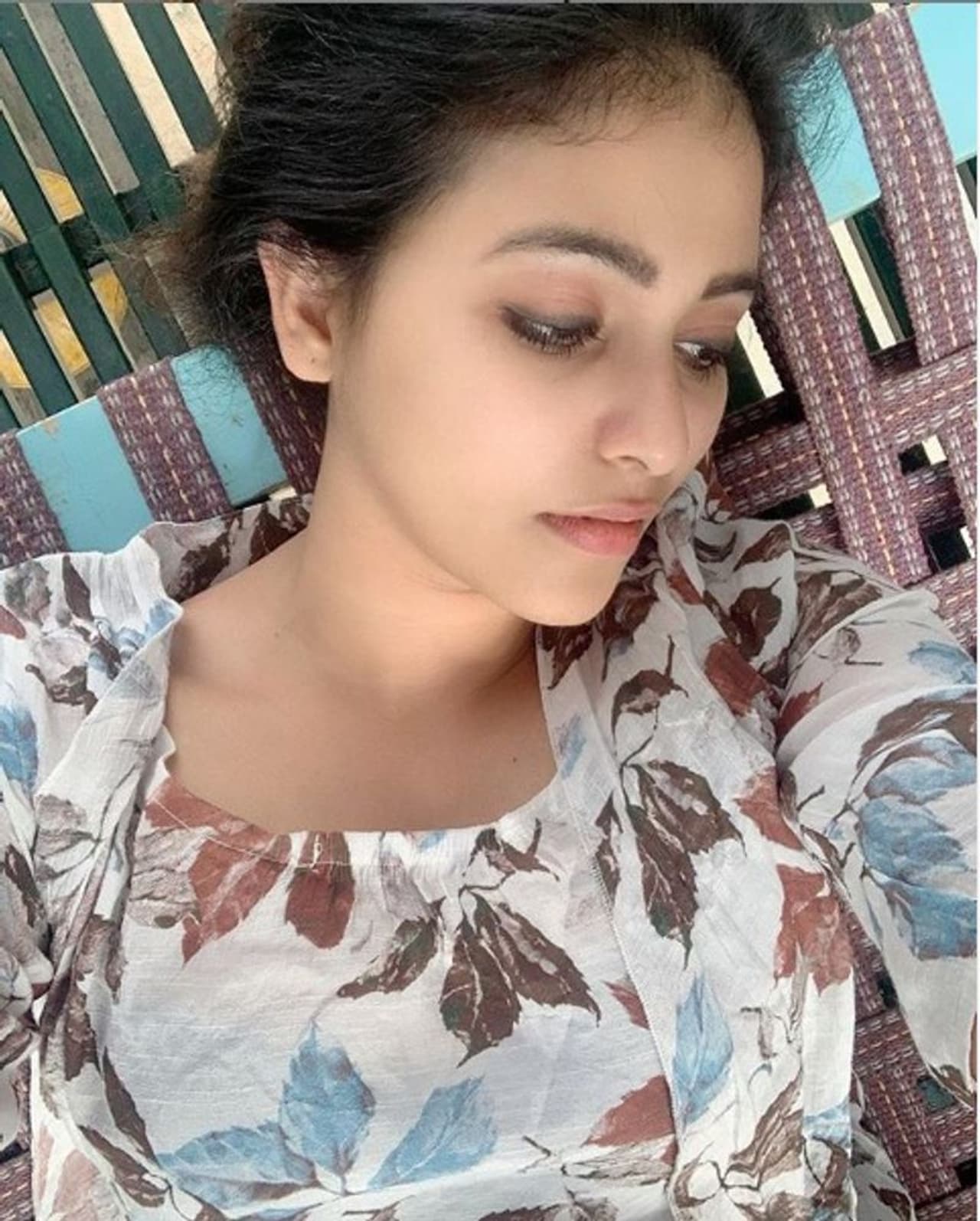 கட்டிலில் படுத்தபடி போஸ் கொடுத்து அசத்தும் அஞ்சலி கட்டிலில் படுத்தபடி போஸ் கொடுத்து அசத்தும் அஞ்சலி