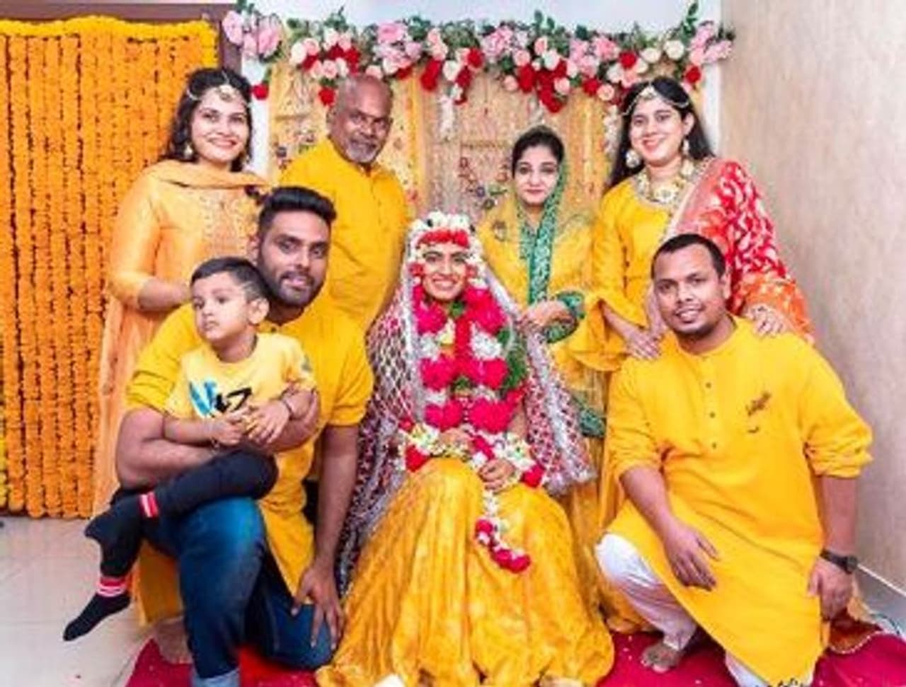 திருமண கோலத்தில் குடும்ப உறவுகளுடன் எடுத்து கொண்ட புகைப்படம்