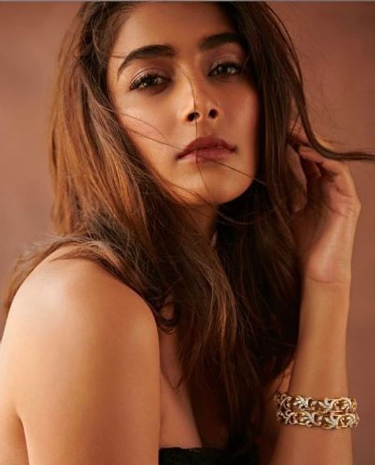 <p>இயக்குனர் மிஷ்கின் இயக்கத்தில் கடந்த 2012 ஆம் ஆண்டு வெளியான, 'முகமூடி' படத்தில், நடிகர் ஜீவாவிற்கு ஜோடியாக அறிமுகமானவர் நடிகை பூஜை ஹேக்டே. இந்த படம் தோல்வியை தழுவியதால், இவருக்கு எதிர்பார்த்த அளவிற்கு தமிழ் பட வாய்ப்புகள் கிடைக்கவில்லை.</p>