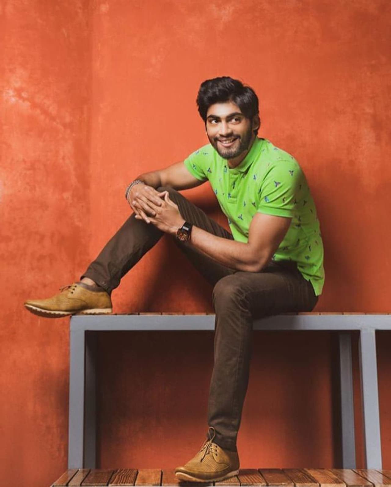 பச்சை நிற டி ஷர்ட்டில் பக்கவா ஒரு லுக் பச்சை நிற டி ஷர்ட்டில் பக்கவா ஒரு லுக்