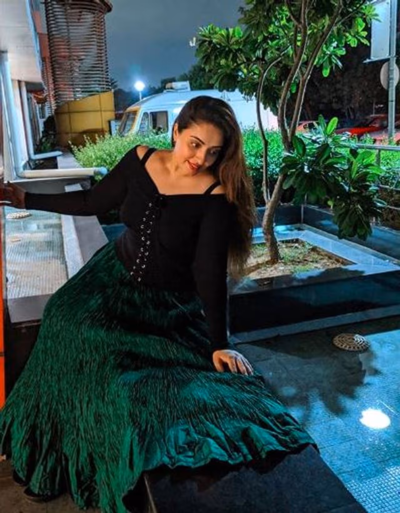 தண்ணீரின் அருகே இருந்தபடி கியூட் போஸ்