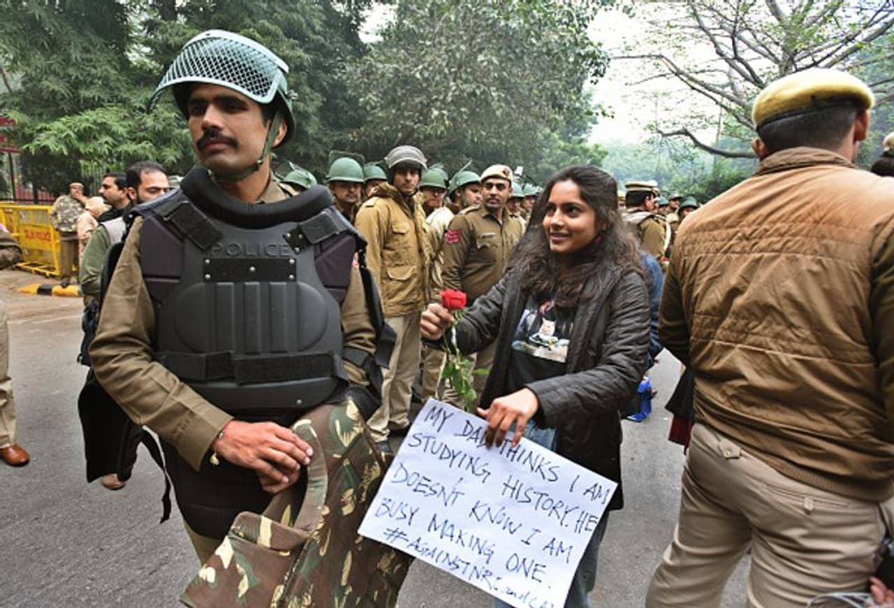 പൊലീസ് ഉദ്യാഗസ്ഥന് റോസാപ്പൂ സമ്മാനിക്കുന്ന പൗരത്വ നിയമ ഭേദഗതി പ്രതിഷേധത്തില് പങ്കെടുക്കുന്ന വിദ്യാര്ത്ഥിനി. ഇത്തരത്തില് ദില്ലിയില് വിദ്യാര്ത്ഥികള് പൊലീസിന് പൂക്കള് നല്കുകയും തങ്ങളോടൊത്ത് ജന്ദിര് മന്ദിറില് രാജ്യത്തിന് വേണ്ടി പ്രതിഷേധിക്കാന് ക്ഷണിക്കുകയുമായിരുന്നു. പൊലീസ് ഉദ്യാഗസ്ഥന് റോസാപ്പൂ സമ്മാനിക്കുന്ന പൗരത്വ നിയമ ഭേദഗതി പ്രതിഷേധത്തില് പങ്കെടുക്കുന്ന വിദ്യാര്ത്ഥിനി. ഇത്തരത്തില് ദില്ലിയില് വിദ്യാര്ത്ഥികള് പൊലീസിന് പൂക്കള് നല്കുകയും തങ്ങളോടൊത്ത് ജന്ദിര് മന്ദിറില് രാജ്യത്തിന് വേണ്ടി പ്രതിഷേധിക്കാന് ക്ഷണിക്കുകയുമായിരുന്നു.