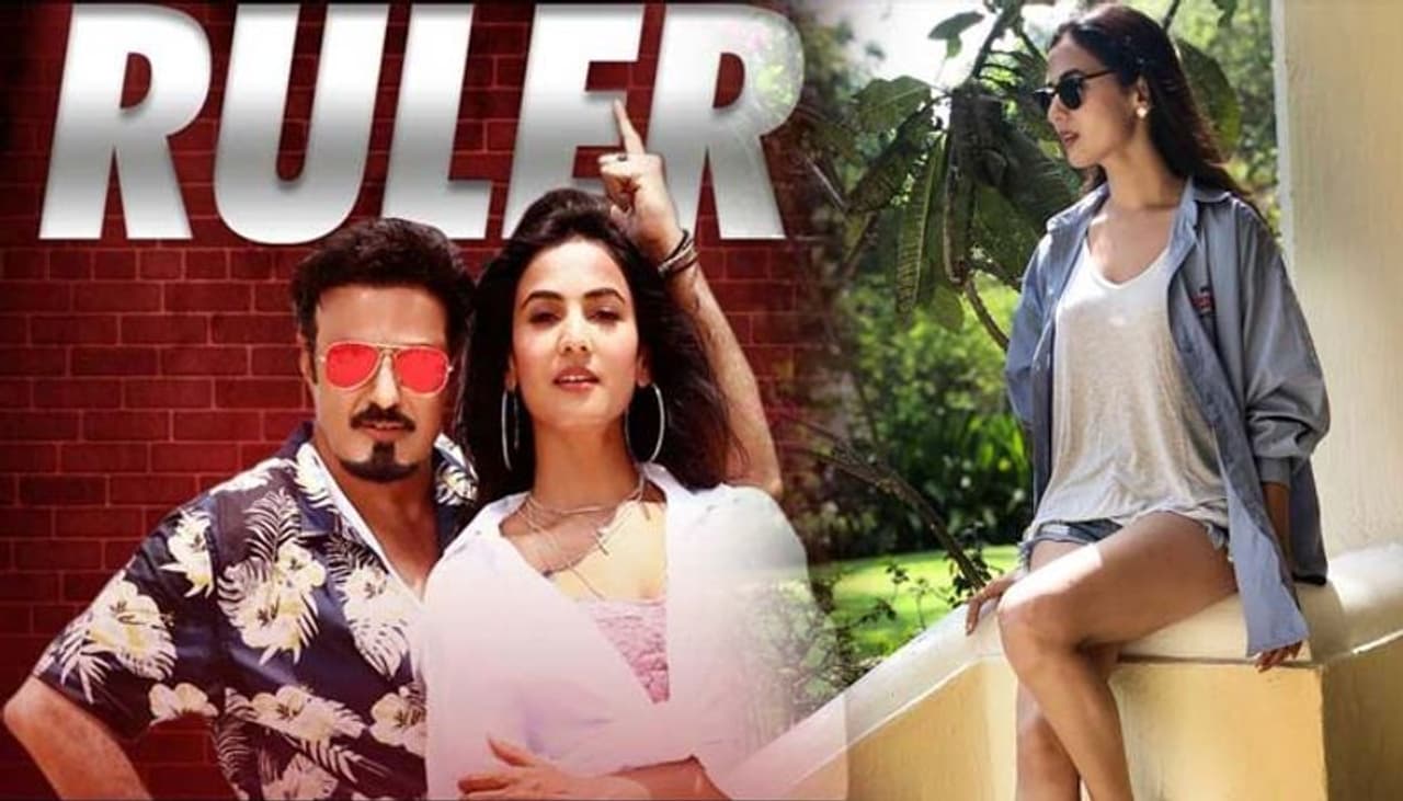 ఏదైమైనా నచ్చితే నాలుగు టిక్కెట్లు తెగుతున్నాయి. నచ్చకపోతే మార్నింగ్ షో కే బై చెప్పేస్తున్నారు. దాంతో బాలయ్య విభిన్నమైన కథాంశాలకు ప్రాధాన్యత ఇవ్వాల్సిన పరిస్దితి ఏర్పడింది. ఇటువంటి పరిస్దితుల్లో వచ్చిన రూలర్...ఈ తరాన్ని ఎంతవరకూ ఎంగేజ్ చేయగలిగాడు...అభిమానులకే పరిమితం అయ్యాడా..కథేంటి...కామన్ ఆడియన్స్ కనెక్ట్ అవుతుందా వంటి విషయాలని రివ్యూలో చూద్దాం. ఏదైమైనా నచ్చితే నాలుగు టిక్కెట్లు తెగుతున్నాయి. నచ్చకపోతే మార్నింగ్ షో కే బై చెప్పేస్తున్నారు. దాంతో బాలయ్య విభిన్నమైన కథాంశాలకు ప్రాధాన్యత ఇవ్వాల్సిన పరిస్దితి ఏర్పడింది. ఇటువంటి పరిస్దితుల్లో వచ్చిన రూలర్...ఈ తరాన్ని ఎంతవరకూ ఎంగేజ్ చేయగలిగాడు...అభిమానులకే పరిమితం అయ్యాడా..కథేంటి...కామన్ ఆడియన్స్ కనెక్ట్ అవుతుందా వంటి విషయాలని రివ్యూలో చూద్దాం.