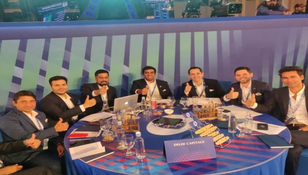 2019 వేలంలో జయదేవ్ ఉనద్కట్తో కలిసి 8.4 కోట్ల రూపాయల అత్యధిక బీడ్ సాధించాడు తమిళనాడు మిస్టరీ స్పిన్నర్ వరుణ్ చక్రవర్తి. 2020 సీజన్ కి సంబంధించి నిన్న జరిగిన వేలంలో ఈ మిస్టరీ స్పిన్నర్, అత్యధిక ధర పలికిన అన్ కాప్డ్ ఇండియన్ ప్లేయర్ గా రికార్డు సృష్టించాడు. కోల్కతా నైట్ రైడర్స్ అతన్ని 4 కోట్ల రూపాయలకు కొనుగోలు చేసింది. 2019 వేలంలో జయదేవ్ ఉనద్కట్తో కలిసి 8.4 కోట్ల రూపాయల అత్యధిక బీడ్ సాధించాడు తమిళనాడు మిస్టరీ స్పిన్నర్ వరుణ్ చక్రవర్తి. 2020 సీజన్ కి సంబంధించి నిన్న జరిగిన వేలంలో ఈ మిస్టరీ స్పిన్నర్, అత్యధిక ధర పలికిన అన్ కాప్డ్ ఇండియన్ ప్లేయర్ గా రికార్డు సృష్టించాడు. కోల్కతా నైట్ రైడర్స్ అతన్ని 4 కోట్ల రూపాయలకు కొనుగోలు చేసింది.