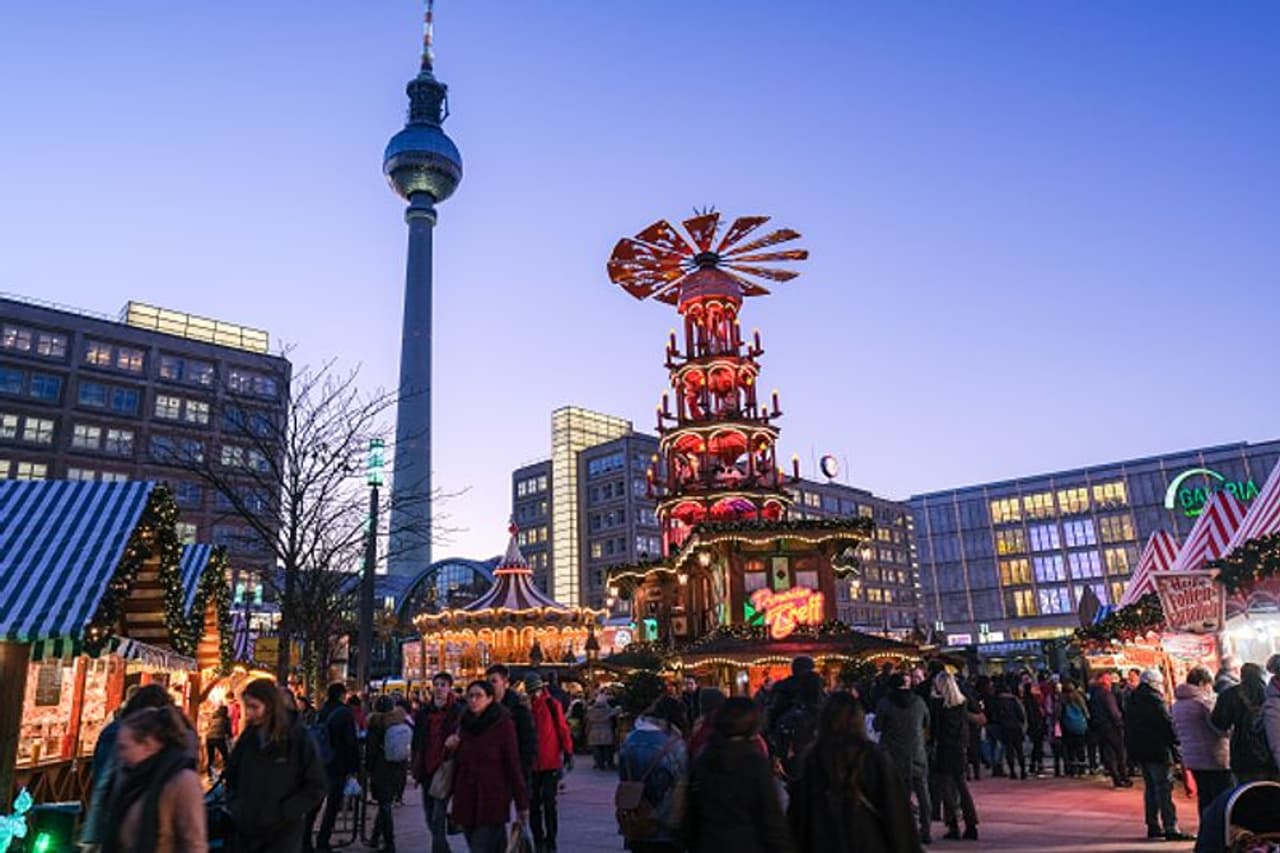 അലക്സാണ്ടർപ്ലാറ്റസിലെ ക്രിസ്മസ് മാർക്കറ്റിലെ വലിയ പിരമിഡ്. അലക്സാണ്ടർപ്ലാറ്റസിലെ ക്രിസ്മസ് മാർക്കറ്റിലെ വലിയ പിരമിഡ്.