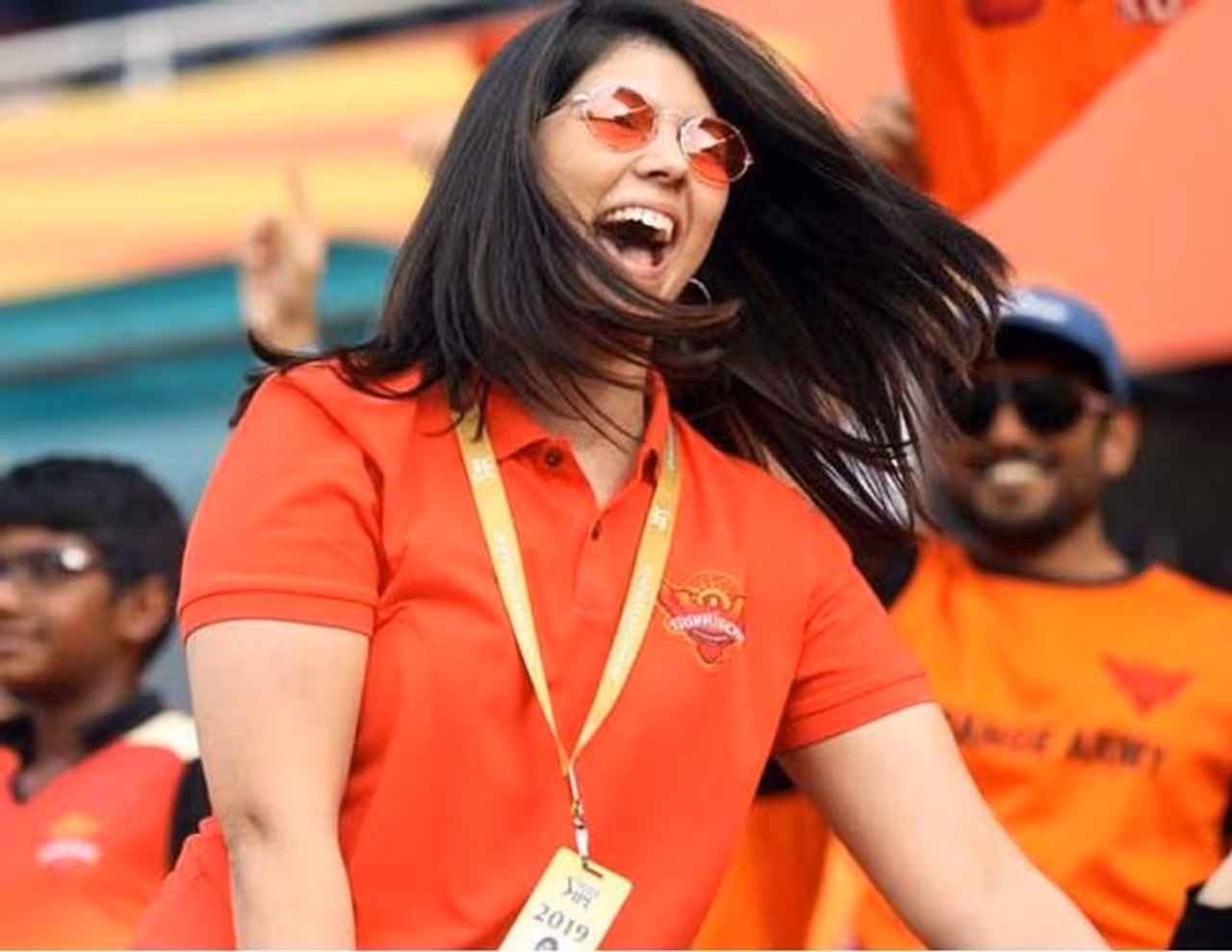 ಎಲ್ಲರ ಗಮನ ಸೆಳೆದಿದ್ದು ಸನ್ರೈಸರ್ಸ್ ಹೈದರಾಬಾದ್ ಫ್ರಾಂಚೈಸಿಯಲ್ಲಿ ಹರಾಜು ಟೇಬಲ್ ಬಳಿ ಕುಳಿತಿದ್ದ ಚೆಲುವೆ. ಎಲ್ಲರ ಗಮನ ಸೆಳೆದಿದ್ದು ಸನ್ರೈಸರ್ಸ್ ಹೈದರಾಬಾದ್ ಫ್ರಾಂಚೈಸಿಯಲ್ಲಿ ಹರಾಜು ಟೇಬಲ್ ಬಳಿ ಕುಳಿತಿದ್ದ ಚೆಲುವೆ.