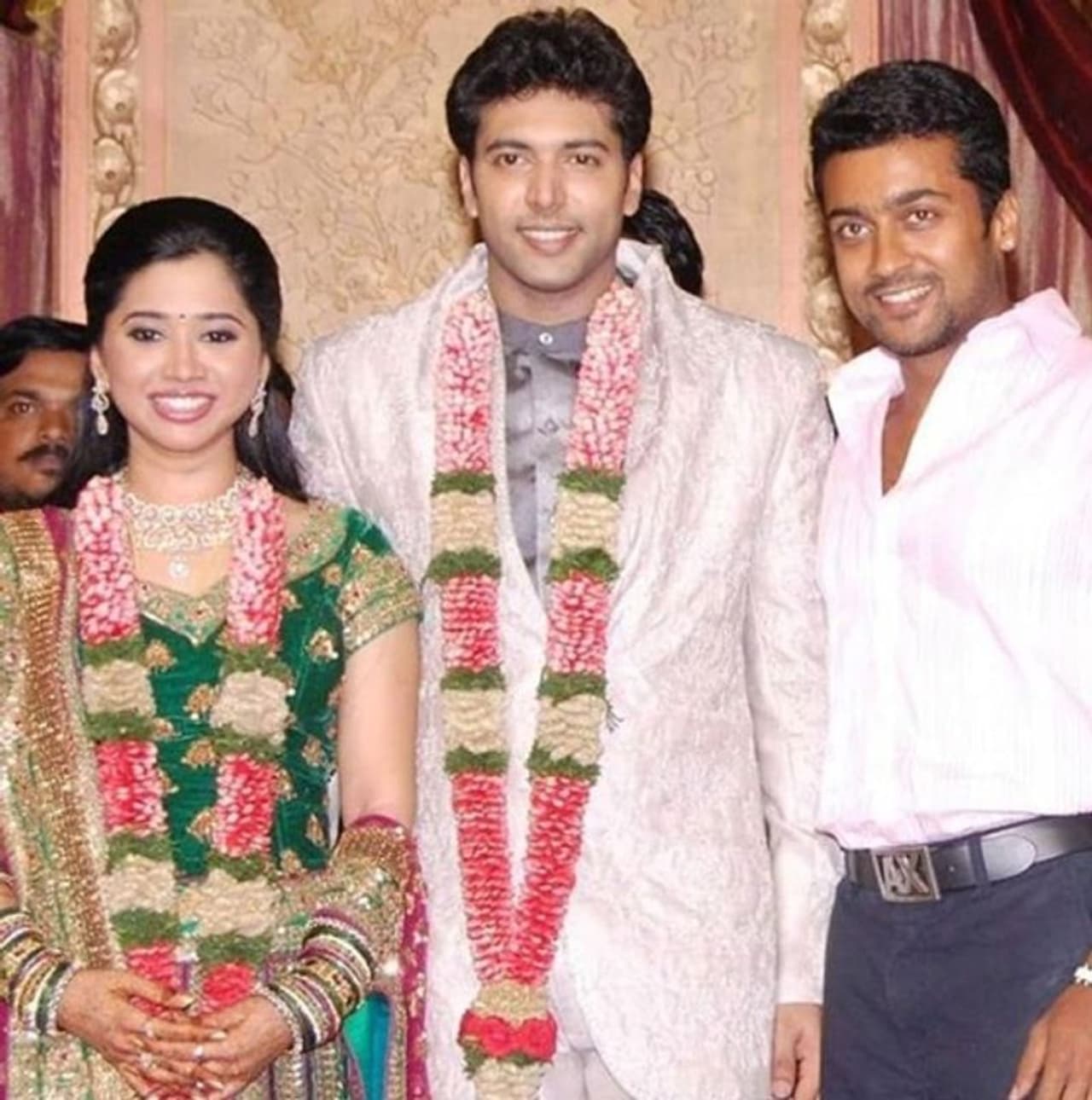 திருமணத்தில் நடிகர் சூர்யா வாழ்த்தியபோது திருமணத்தில் நடிகர் சூர்யா வாழ்த்தியபோது