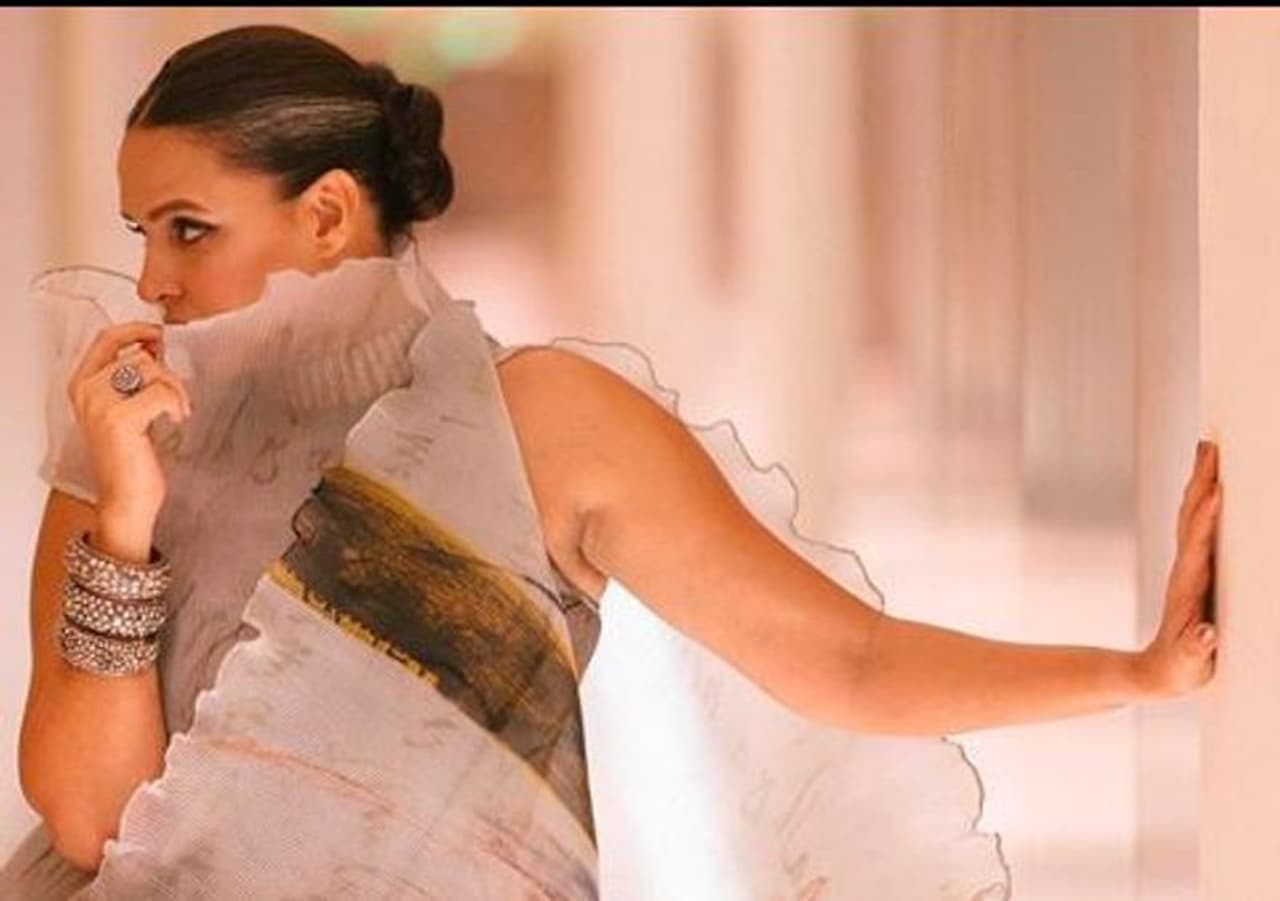 முகம் மறைத்து வித்தியாசமான போட்டோ ஷூட்