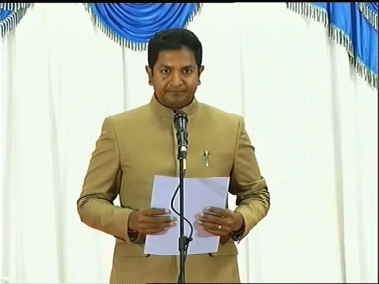 ಹೊಸಕೋಟೆ ಕ್ಷೇತ್ರ ನೂತನ ಪಕ್ಷೇತರ ಶಾಸಕ ಶರತ್ ಬಚ್ಚೇಗೌಡ (ಪಡೆದ ಮತಗಳು 81667) ಅವರು ಬಿಜೆಪಿ ಅಭ್ಯರ್ಥಿ ಎಂಟಿಬಿ ನಾಗರಾಜ್ ಅವರನ್ನು 11486 ಮತಗಳ ಅಂತರದಿಂದ ಸೋಲಿ ಇಂದು (ಭಾನುವಾರ) ದೇವರ ಹೆಸರಲ್ಲಿ ಪ್ರಮಾಣ ವಚನ ಸ್ವೀಕರಿಸಿದರು. ಹೊಸಕೋಟೆ ಕ್ಷೇತ್ರ ನೂತನ ಪಕ್ಷೇತರ ಶಾಸಕ ಶರತ್ ಬಚ್ಚೇಗೌಡ (ಪಡೆದ ಮತಗಳು 81667) ಅವರು ಬಿಜೆಪಿ ಅಭ್ಯರ್ಥಿ ಎಂಟಿಬಿ ನಾಗರಾಜ್ ಅವರನ್ನು 11486 ಮತಗಳ ಅಂತರದಿಂದ ಸೋಲಿ ಇಂದು (ಭಾನುವಾರ) ದೇವರ ಹೆಸರಲ್ಲಿ ಪ್ರಮಾಣ ವಚನ ಸ್ವೀಕರಿಸಿದರು.