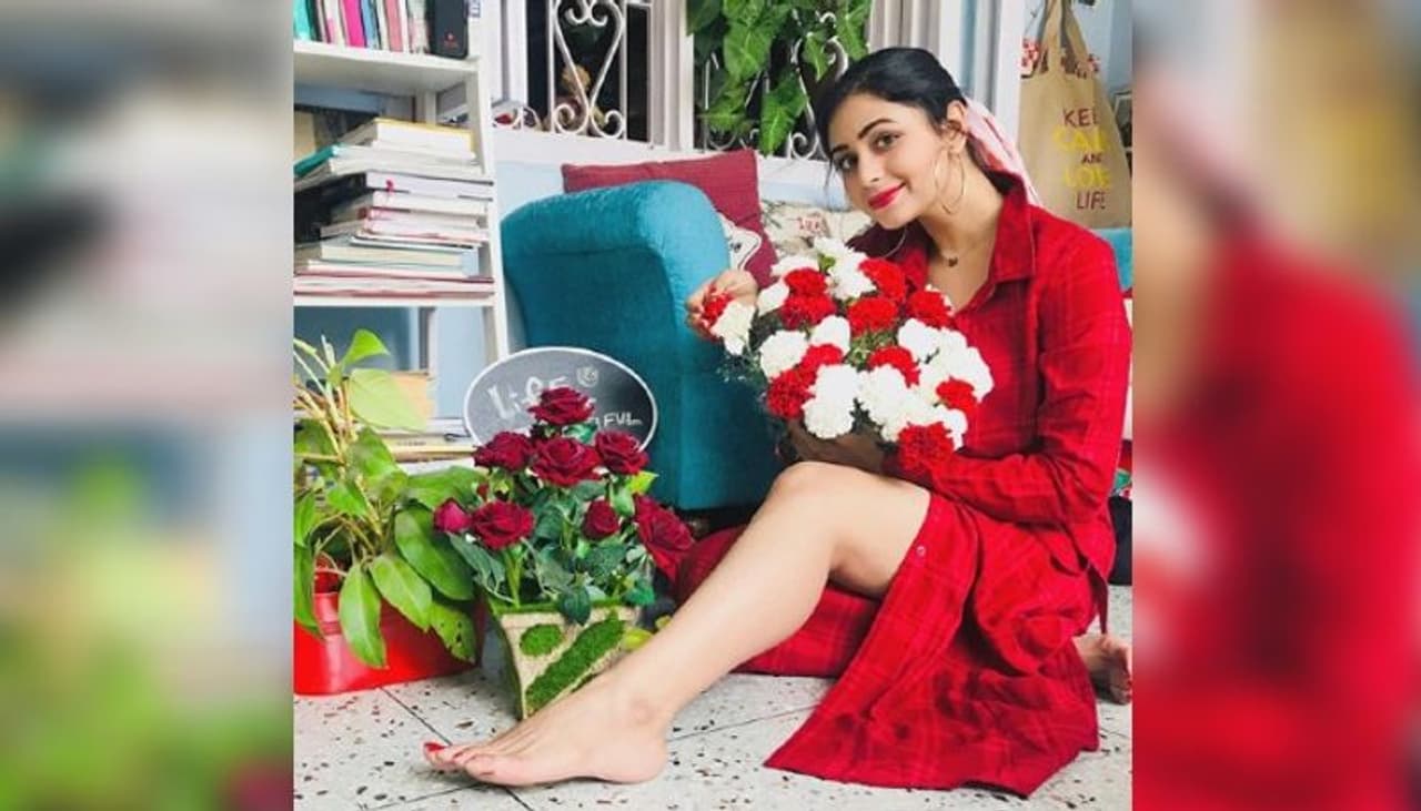 <p>Tollywood actress Ritabhari Chakraborty's post mesmerized everyone on social media. Ritabhari shared a photo of a photoshoot that went viral on social media. The actress was caught flaunting her red dress on the camera. She was dressed in a red gown.<br />&nbsp;</p>