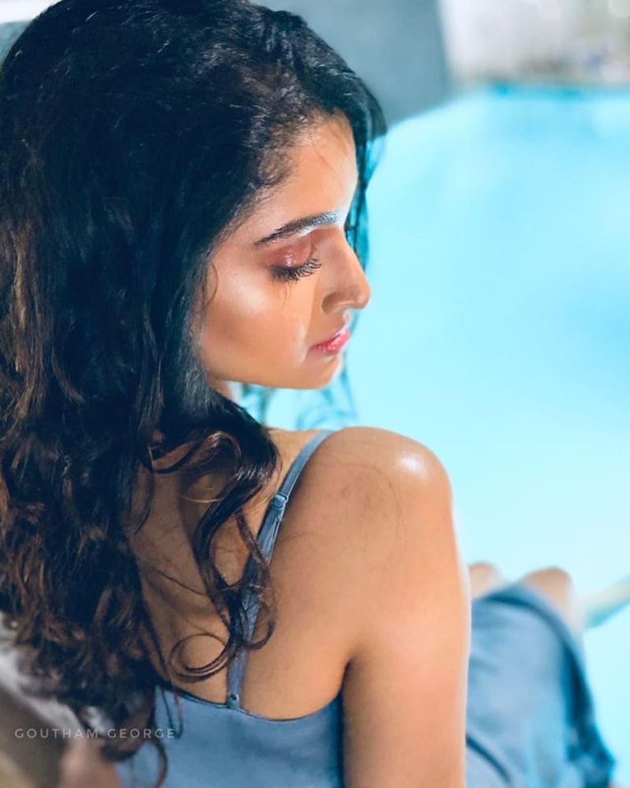 நீச்சல் குளத்தில் ஜாலி உட்கார்ந்த படி ஒரு போஸ் நீச்சல் குளத்தில் ஜாலி உட்கார்ந்த படி ஒரு போஸ்