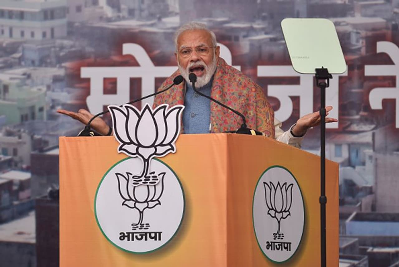 പ്രതിപക്ഷത്തിന് ഭയം വന്നിരിക്കുന്നു. അവര് വ്യാജ ദ്യശ്യങ്ങൾ കള്ളങ്ങളും പ്രചരിപ്പിക്കുന്നു. ആരുടെയും അവകാശം സർക്കാർ കവർന്നെടുക്കില്ല. എല്ലാവരുടെയും വിശ്വാസം എല്ലാവരുടെയും വികസനം അതാണ് മോദി സര്ക്കാരിന്റെ ലക്ഷ്യമെന്നും പ്രധാനമന്ത്രി റാലിയെ അഭിസംബോധന ചെയ്യവേ പറഞ്ഞു. പ്രതിപക്ഷത്തിന് ഭയം വന്നിരിക്കുന്നു. അവര് വ്യാജ ദ്യശ്യങ്ങൾ കള്ളങ്ങളും പ്രചരിപ്പിക്കുന്നു. ആരുടെയും അവകാശം സർക്കാർ കവർന്നെടുക്കില്ല. എല്ലാവരുടെയും വിശ്വാസം എല്ലാവരുടെയും വികസനം അതാണ് മോദി സര്ക്കാരിന്റെ ലക്ഷ്യമെന്നും പ്രധാനമന്ത്രി റാലിയെ അഭിസംബോധന ചെയ്യവേ പറഞ്ഞു.