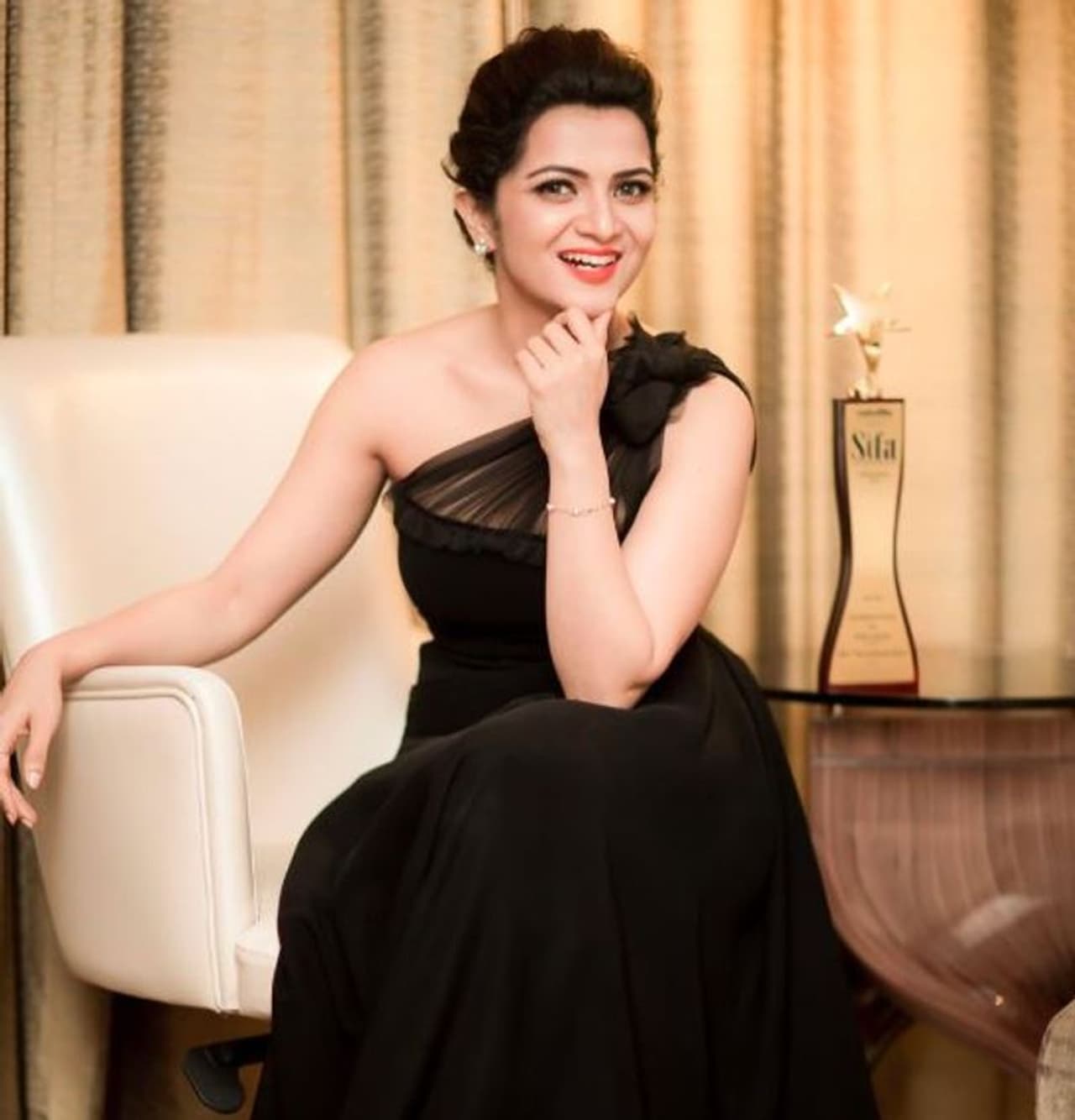 விருது விழாவில் கருப்பு உடையில் சொக்க வைத்த டிடி விருது விழாவில் கருப்பு உடையில் சொக்க வைத்த டிடி