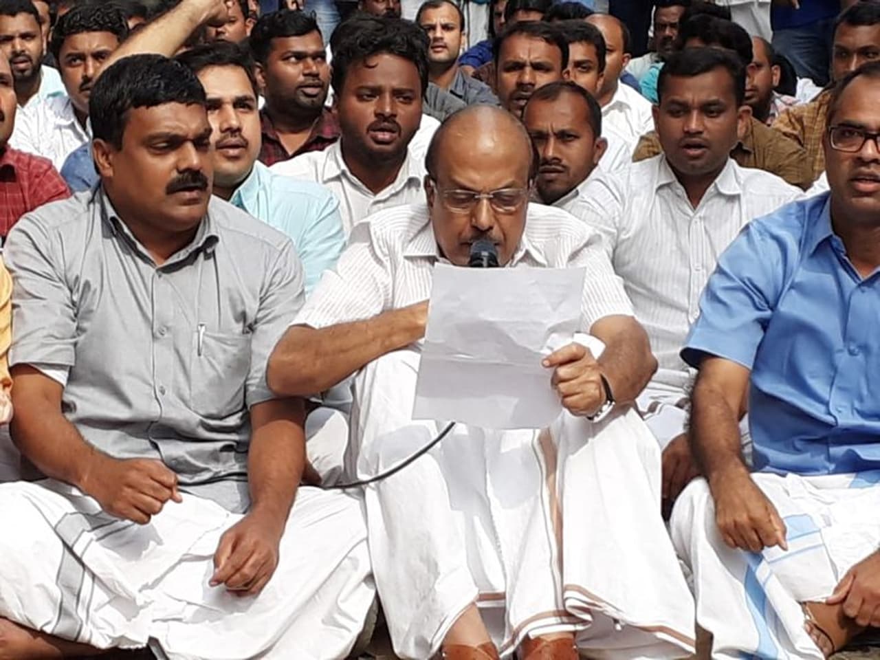 കോഴിക്കോട് യൂത്ത് ലീഗ് മാര്ച്ചിനിടെ സംഘര്ഷമുണ്ടായി. ഏഴരയോടെയാണ് യൂത്ത് ലീഗ് മാര്ച്ച് തുടങ്ങിയത്. പത്ത് മണിയോടെ ഡോ.എം.കെ മുനീര് ധര്ണ്ണ ഉദ്ഘാടനം ചെയ്തു. കോഴിക്കോട് യൂത്ത് ലീഗ് മാര്ച്ചിനിടെ സംഘര്ഷമുണ്ടായി. ഏഴരയോടെയാണ് യൂത്ത് ലീഗ് മാര്ച്ച് തുടങ്ങിയത്. പത്ത് മണിയോടെ ഡോ.എം.കെ മുനീര് ധര്ണ്ണ ഉദ്ഘാടനം ചെയ്തു.