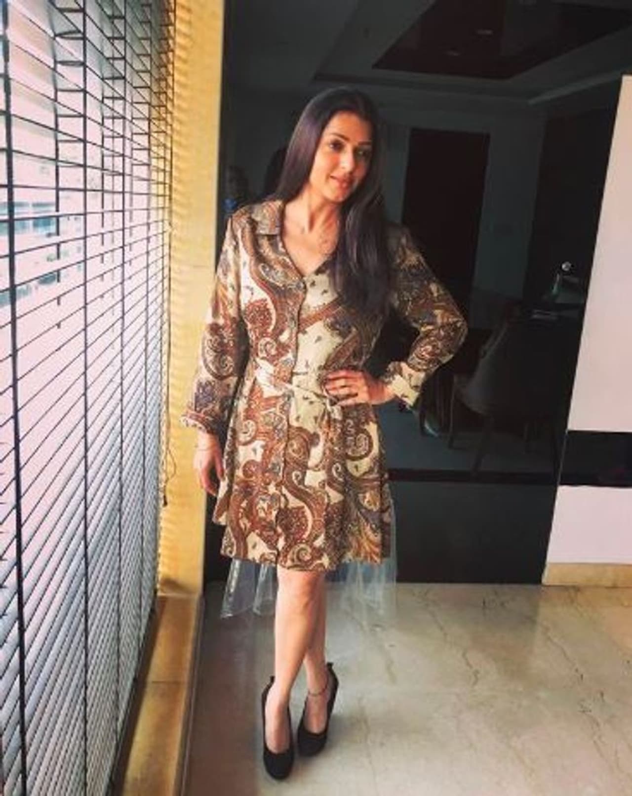 ஜன்னல் ஓரம் நின்று... குட்டை ஆடையில் போஸ் கொடுக்கும் பூமிகா