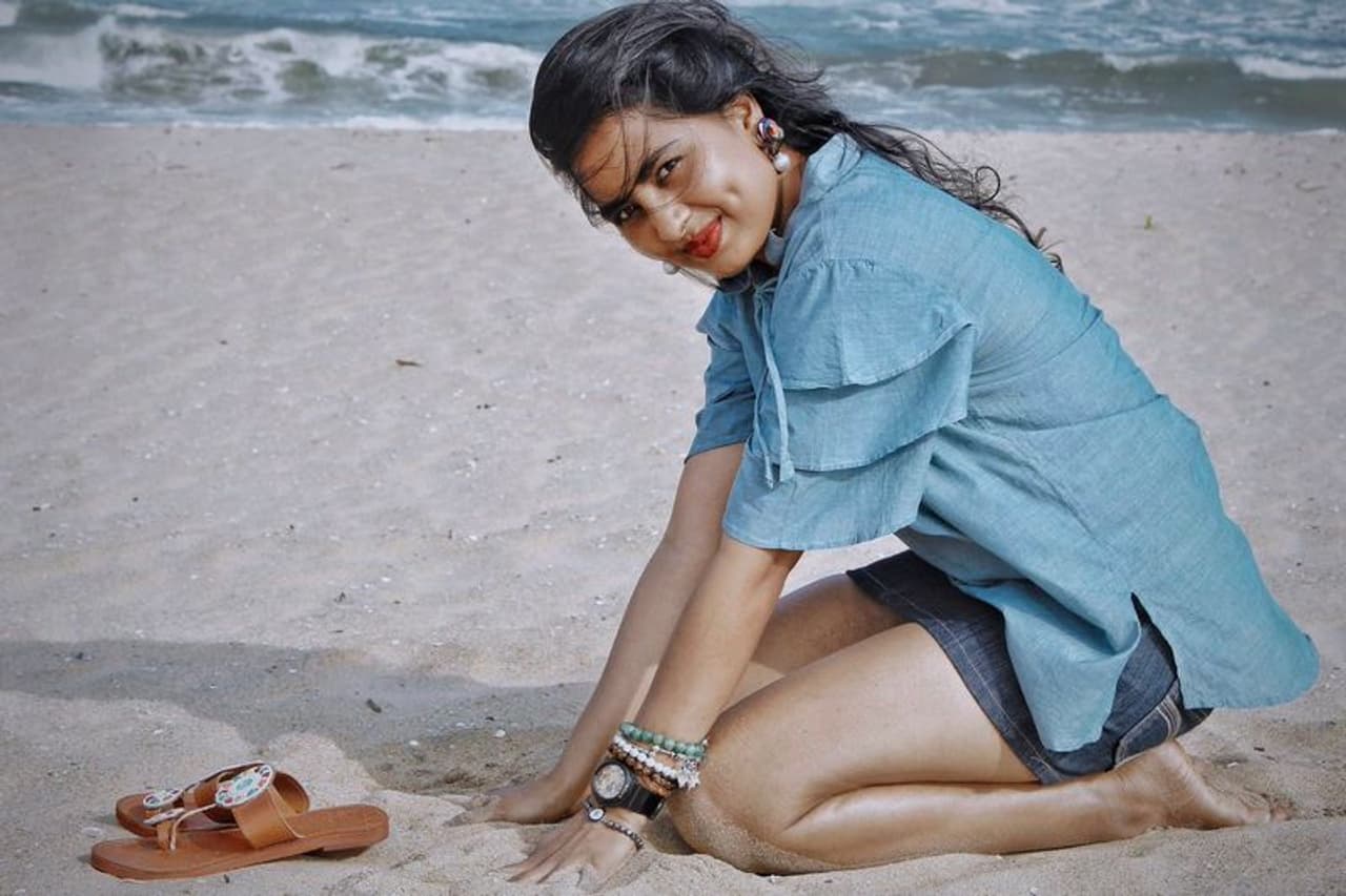 மணலில் விளையாடும் ஸ்ருஷ்டி டாங்கே மணலில் விளையாடும் ஸ்ருஷ்டி டாங்கே