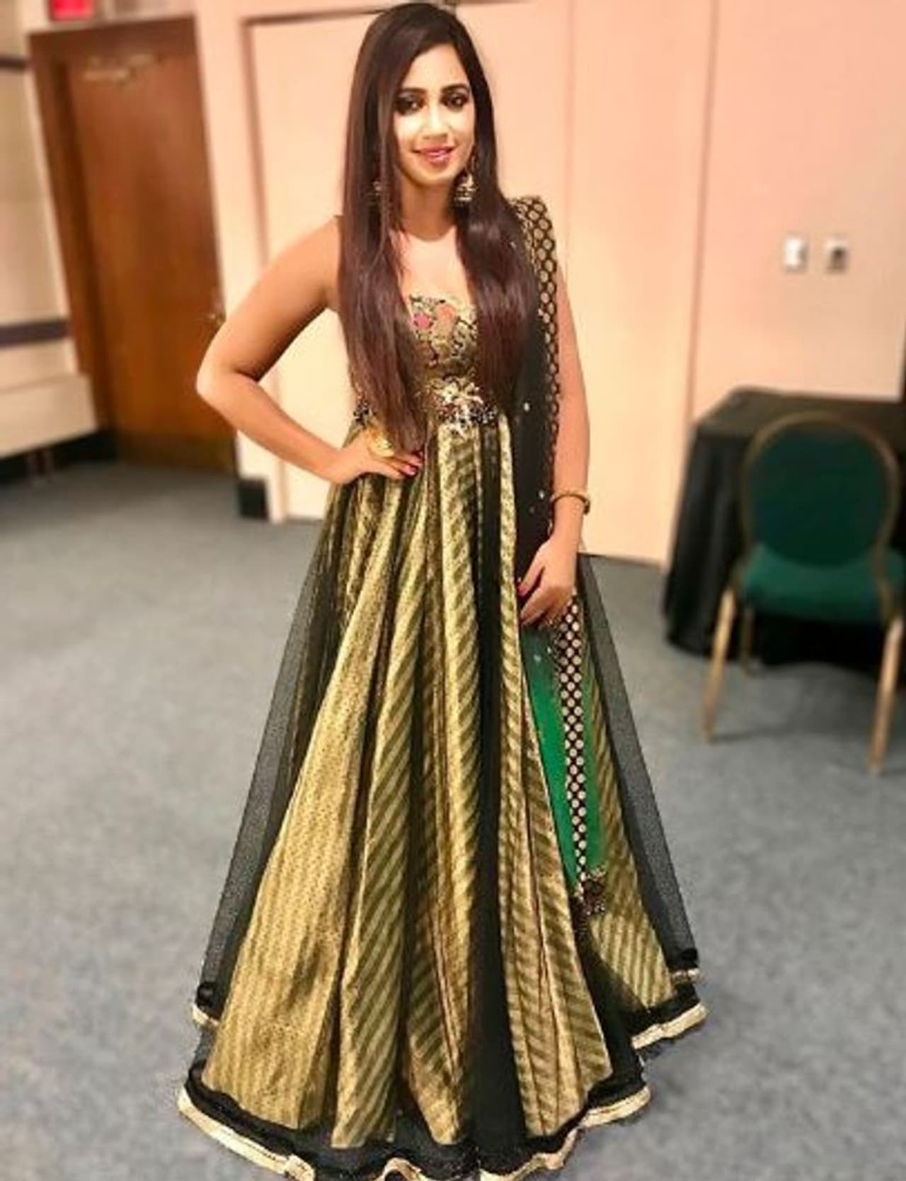 அழகு சிலை போல் நிற்கும் ஸ்ரேயா கோஷல்