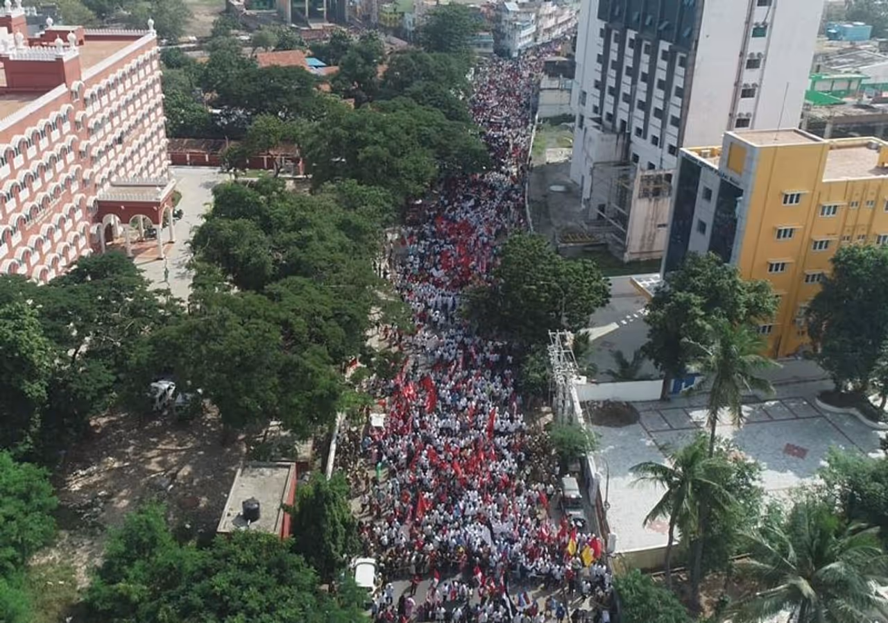 ஆயிரக்கணக்கான மக்கள் கலந்து கொண்ட போராட்டம் ஆயிரக்கணக்கான மக்கள் கலந்து கொண்ட போராட்டம்