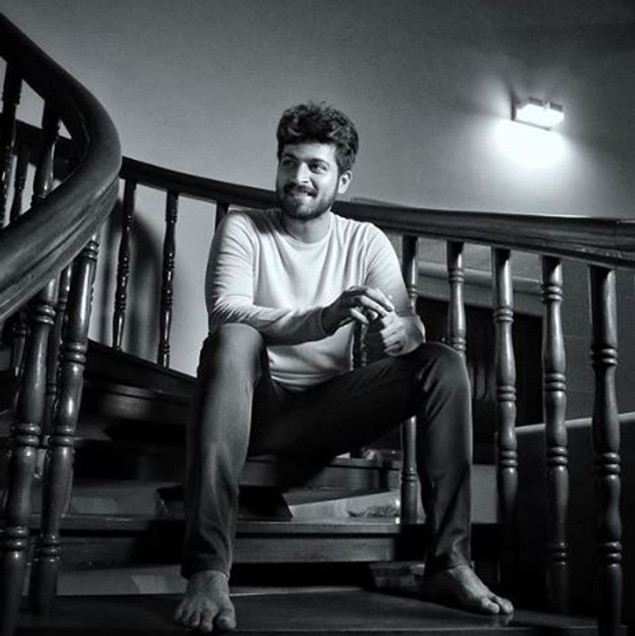 படிக்கட்டில் அமர்ந்து ரொமான்டிக் ஸ்மைல் பண்ணும் ஹரிஷ் கல்யாண் படிக்கட்டில் அமர்ந்து ரொமான்டிக் ஸ்மைல் பண்ணும் ஹரிஷ் கல்யாண்