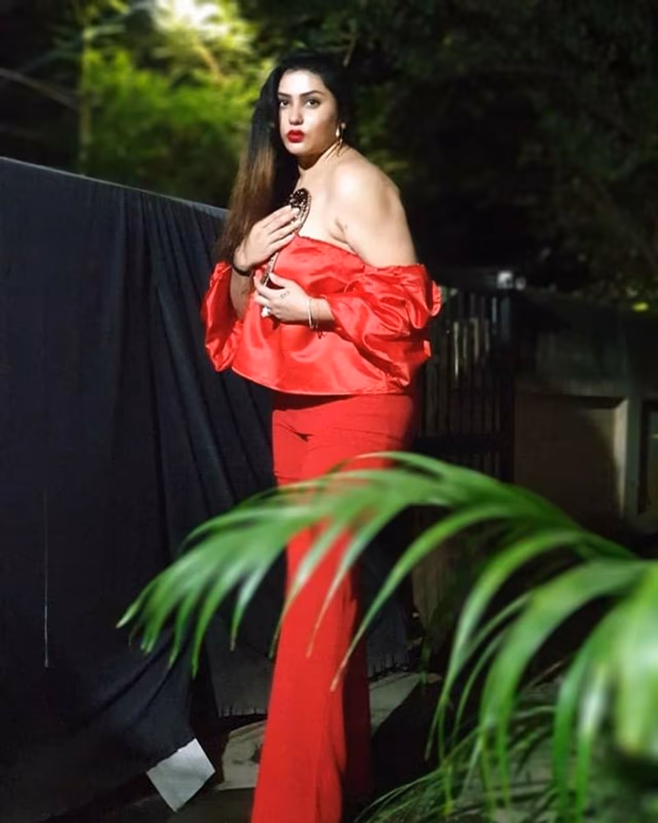 சிவப்பு உடையில் செம்ம ஹாட் சிவப்பு உடையில் செம்ம ஹாட்